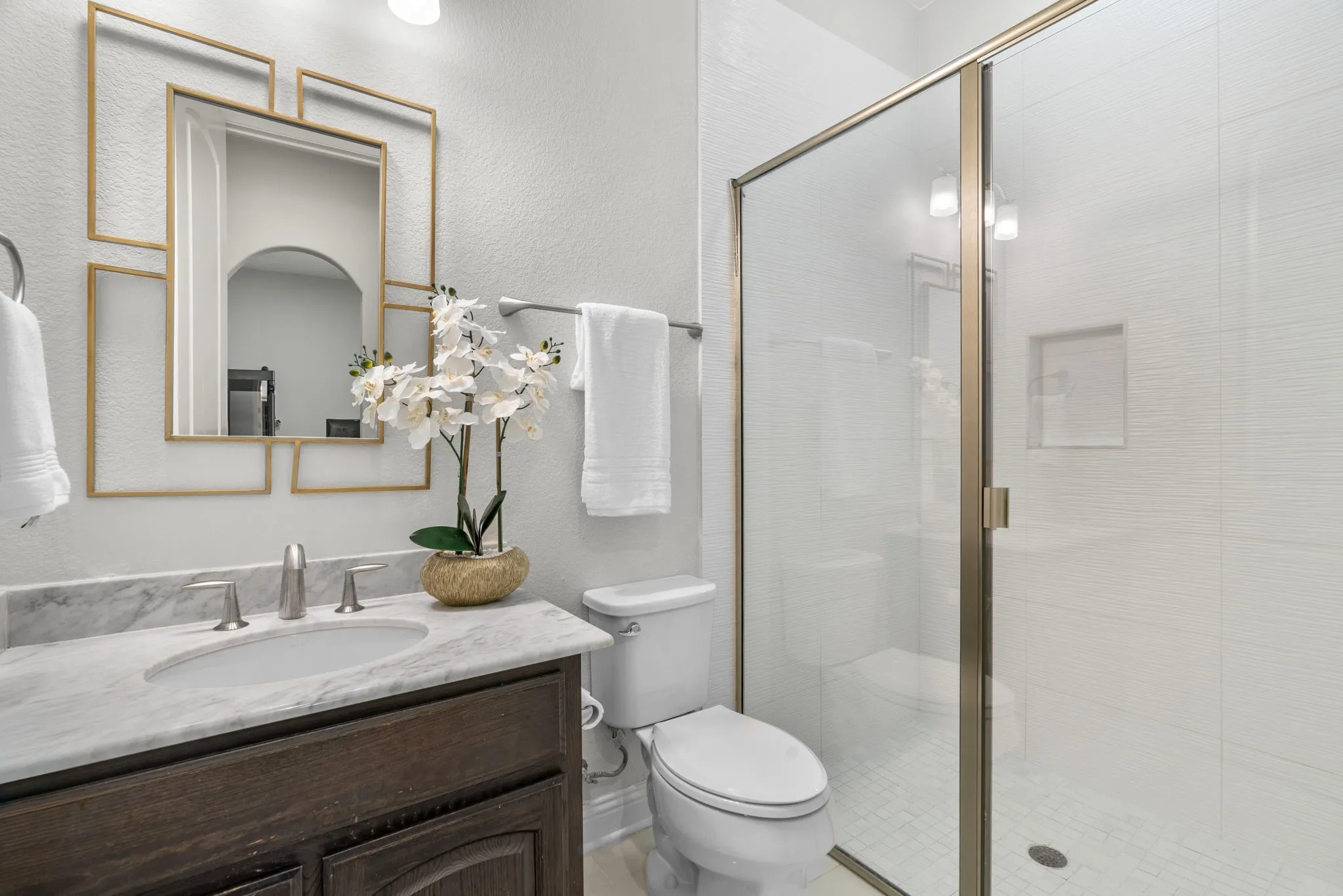 Full Guest Bath ensuite to downstairs bedroom