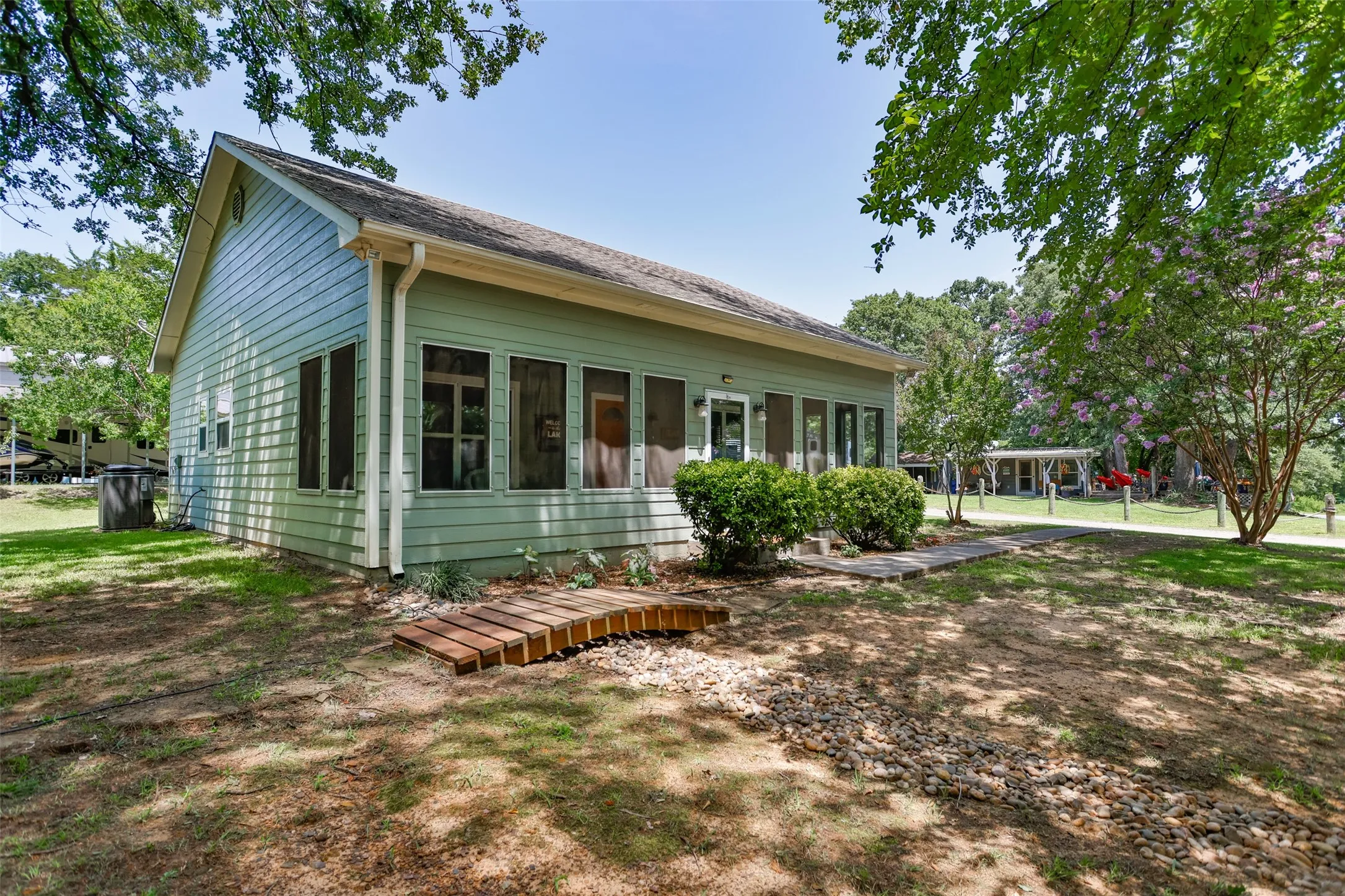 Single Family Residence For Sale in Grayson County , 16 Park Tree Lane, Gordonville, Texas 76245, 1 Bedroom, 1 Bathroom, Garage spaces, 825 Sqft, built in 2005, mls#21317169, Real Estate Agent in Gordonville, Homes For Sale in Grayson county, Homes For Sale in Gordonville, Realtor in Gordonville Texas, Real Estate Brokerage Independent Realty Texas, Luminita Cordes Realtor