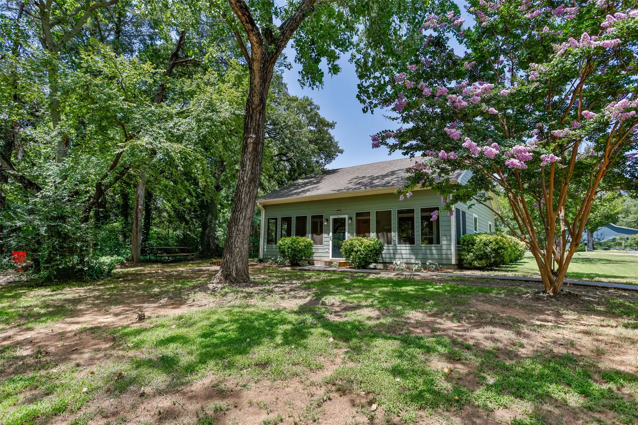 Single Family Residence For Sale in Grayson County , 16 Park Tree Lane, Gordonville, Texas 76245, 1 Bedroom, 1 Bathroom, Garage spaces, 825 Sqft, built in 2005, mls#21317169, Real Estate Agent in Gordonville, Homes For Sale in Grayson county, Homes For Sale in Gordonville, Realtor in Gordonville Texas, Real Estate Brokerage Independent Realty Texas, Luminita Cordes Realtor