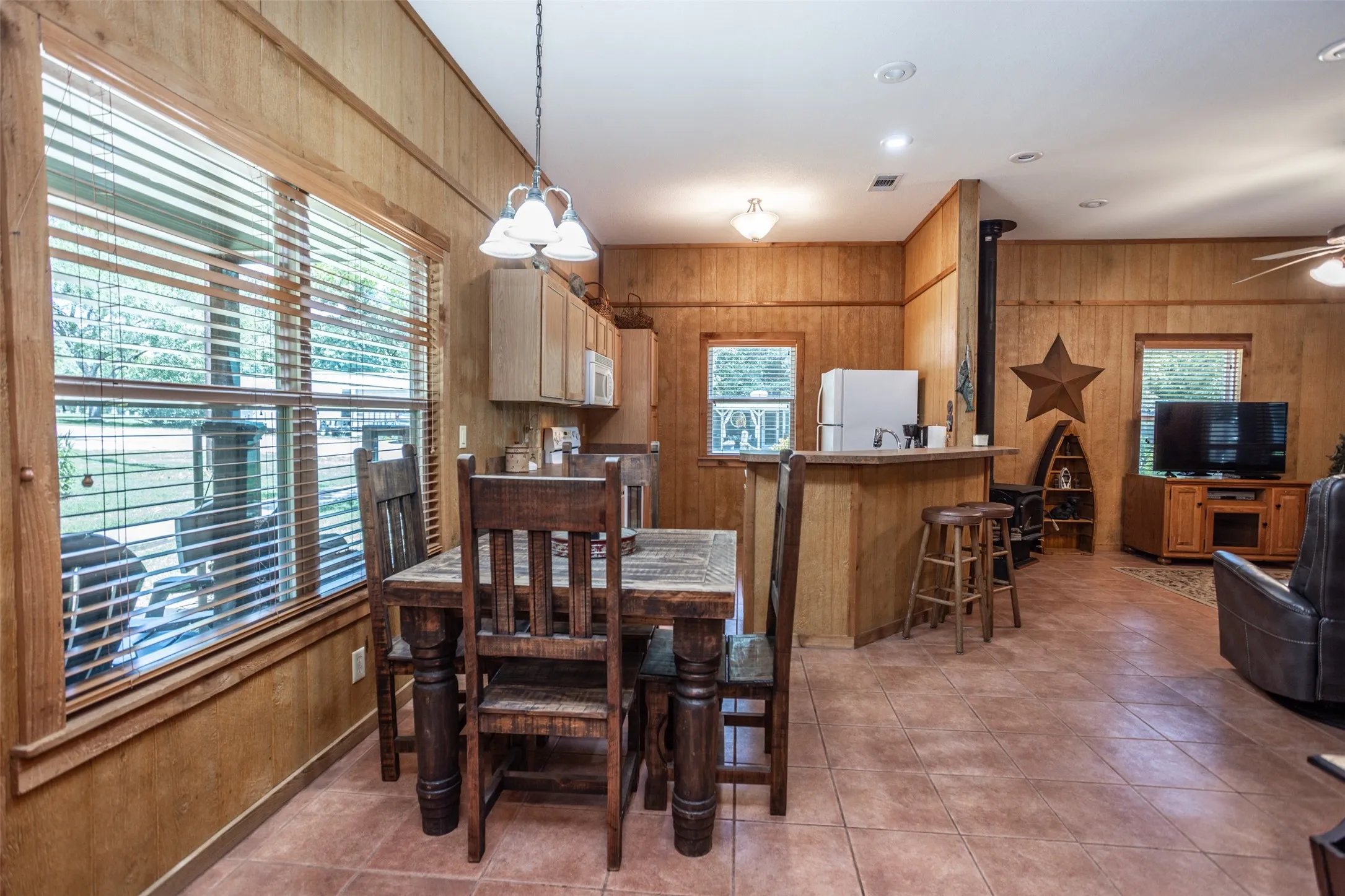 Single Family Residence For Sale in Grayson County , 16 Park Tree Lane, Gordonville, Texas 76245, 1 Bedroom, 1 Bathroom, Garage spaces, 825 Sqft, built in 2005, mls#21317169, Real Estate Agent in Gordonville, Homes For Sale in Grayson county, Homes For Sale in Gordonville, Realtor in Gordonville Texas, Real Estate Brokerage Independent Realty Texas, Luminita Cordes Realtor