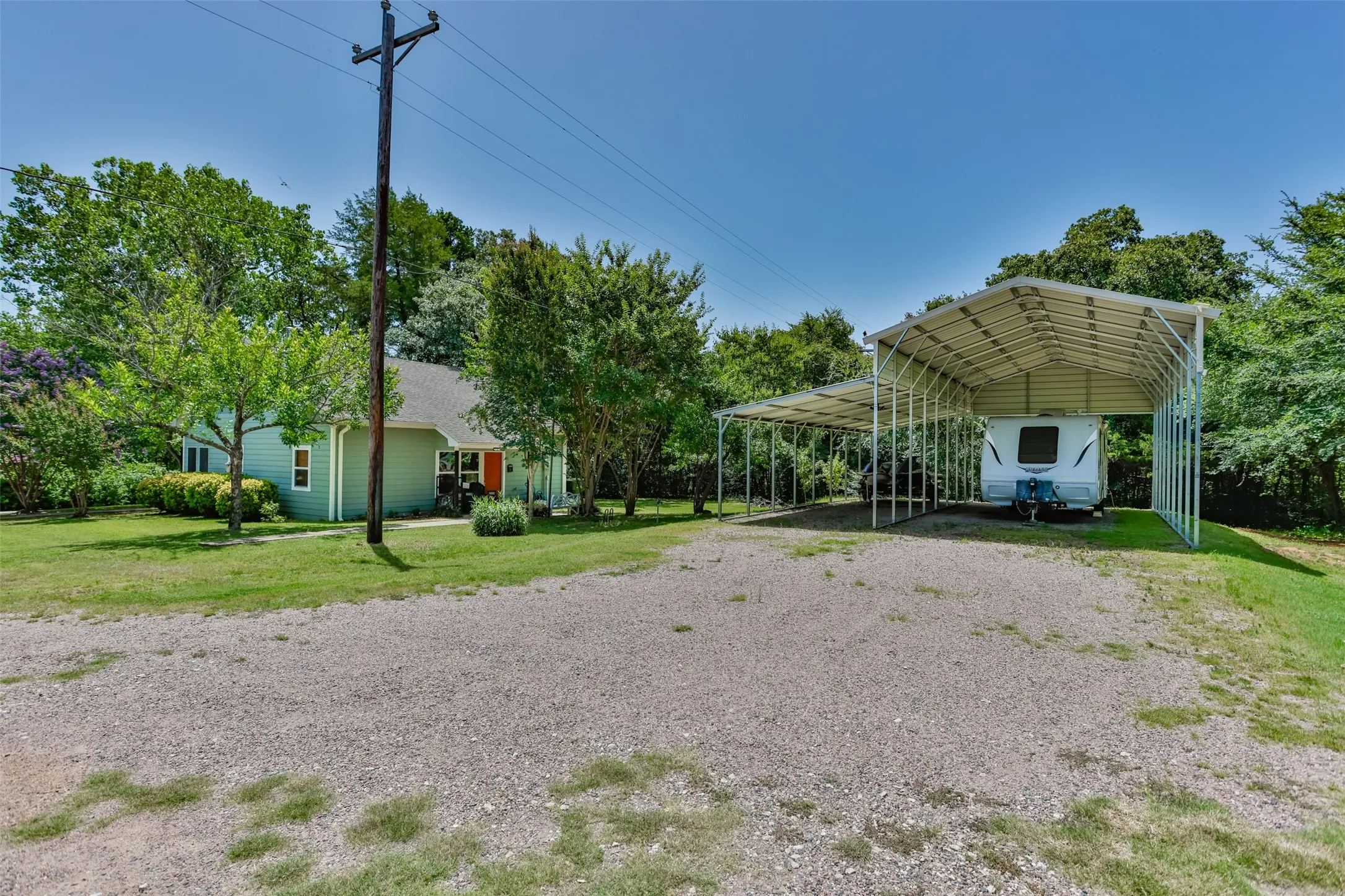 Single Family Residence For Sale in Grayson County , 16 Park Tree Lane, Gordonville, Texas 76245, 1 Bedroom, 1 Bathroom, Garage spaces, 825 Sqft, built in 2005, mls#21317169, Real Estate Agent in Gordonville, Homes For Sale in Grayson county, Homes For Sale in Gordonville, Realtor in Gordonville Texas, Real Estate Brokerage Independent Realty Texas, Luminita Cordes Realtor