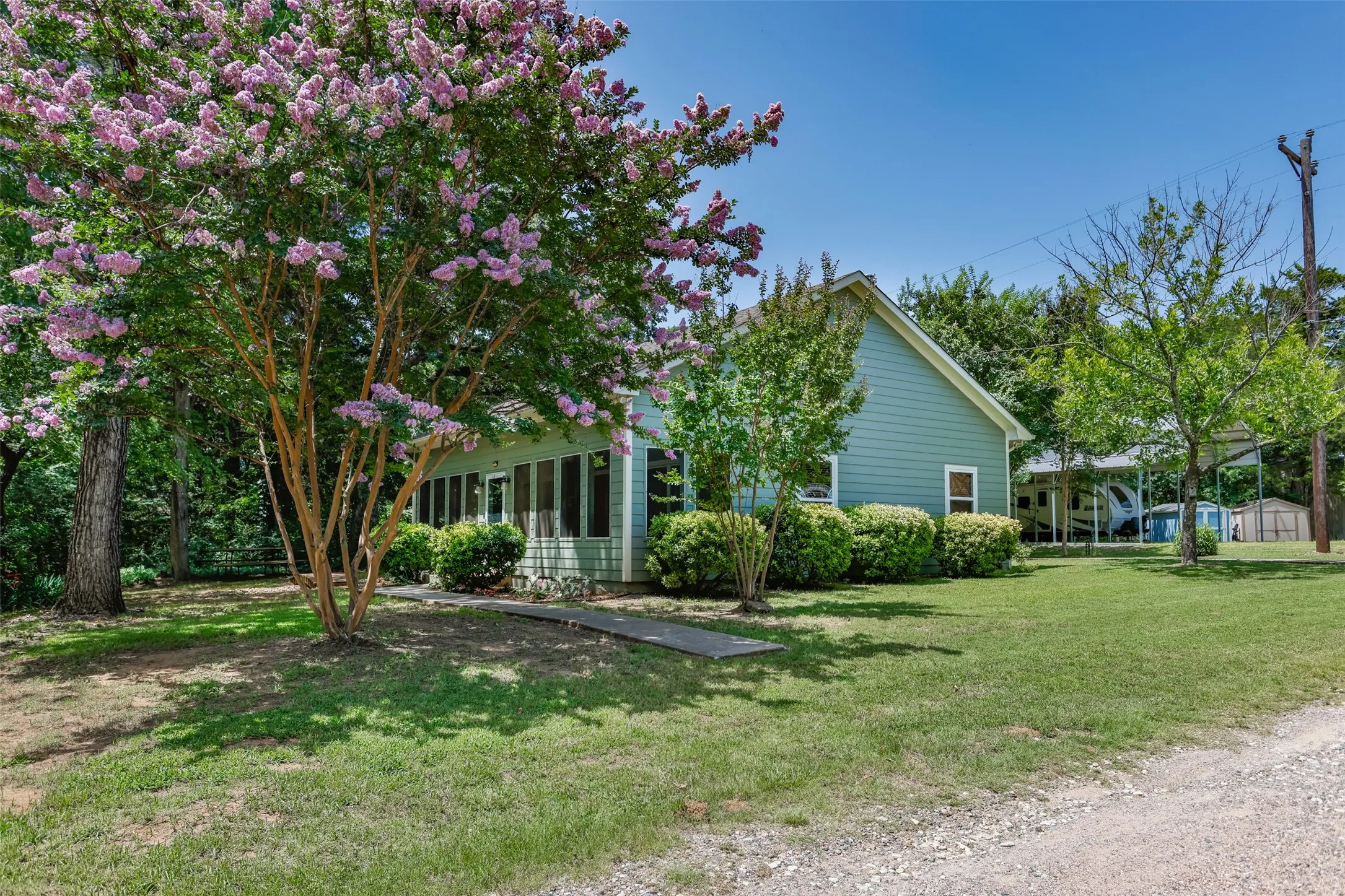 Single Family Residence For Sale in Grayson County , 16 Park Tree Lane, Gordonville, Texas 76245, 1 Bedroom, 1 Bathroom, Garage spaces, 825 Sqft, built in 2005, mls#21317169, Real Estate Agent in Gordonville, Homes For Sale in Grayson county, Homes For Sale in Gordonville, Realtor in Gordonville Texas, Real Estate Brokerage Independent Realty Texas, Luminita Cordes Realtor