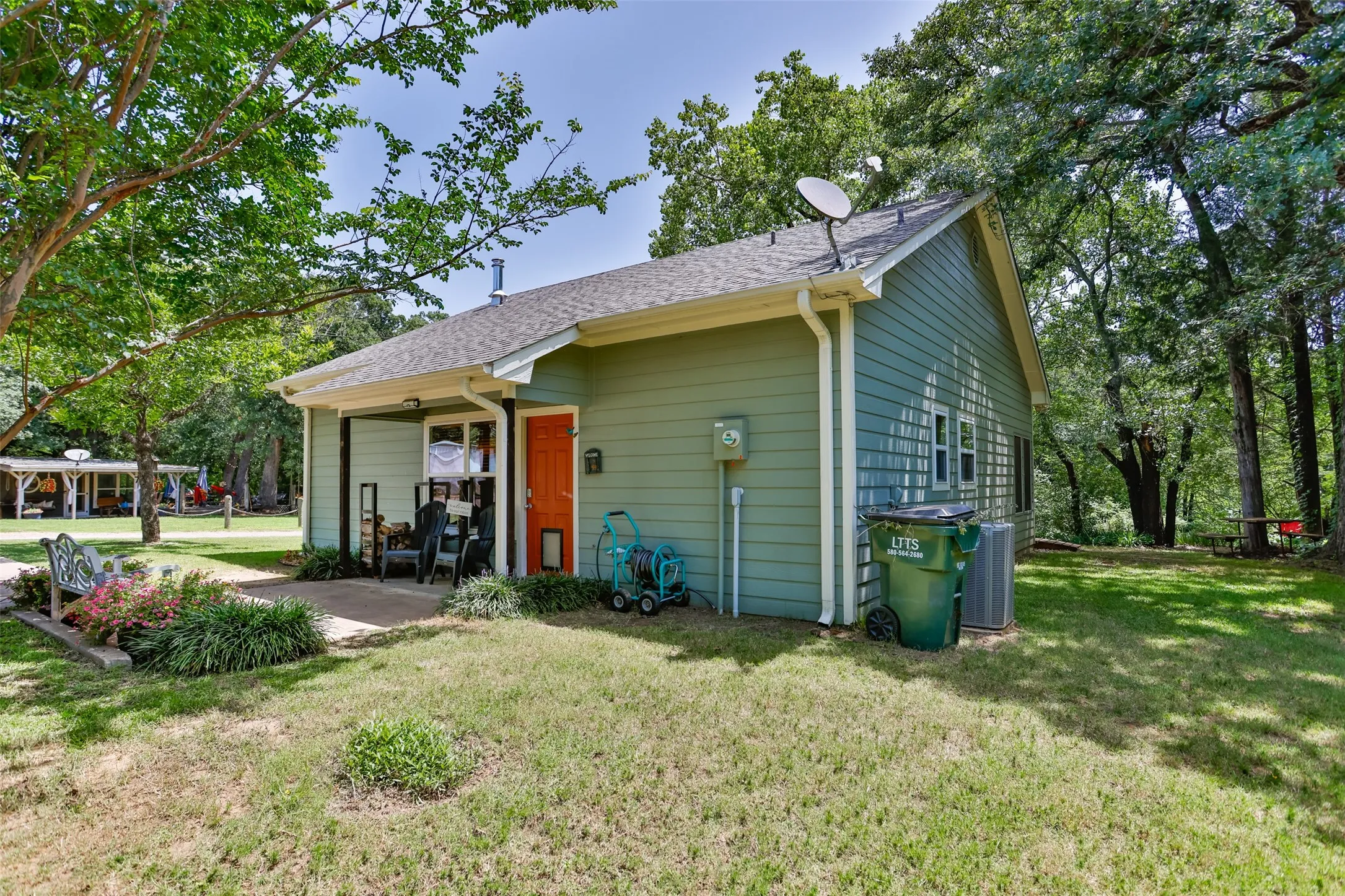 Single Family Residence For Sale in Grayson County , 16 Park Tree Lane, Gordonville, Texas 76245, 1 Bedroom, 1 Bathroom, Garage spaces, 825 Sqft, built in 2005, mls#21317169, Real Estate Agent in Gordonville, Homes For Sale in Grayson county, Homes For Sale in Gordonville, Realtor in Gordonville Texas, Real Estate Brokerage Independent Realty Texas, Luminita Cordes Realtor