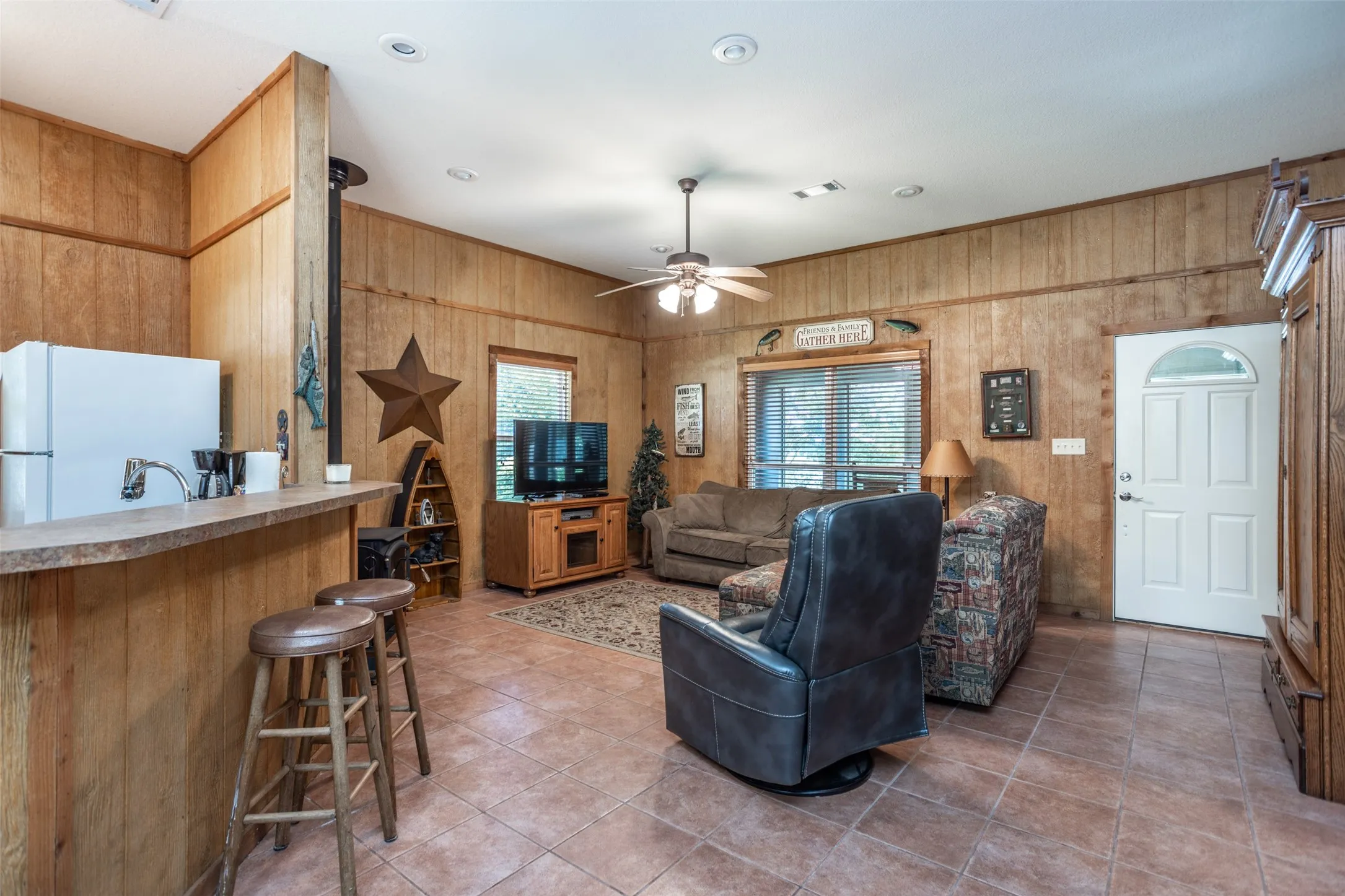 Single Family Residence For Sale in Grayson County , 16 Park Tree Lane, Gordonville, Texas 76245, 1 Bedroom, 1 Bathroom, Garage spaces, 825 Sqft, built in 2005, mls#21317169, Real Estate Agent in Gordonville, Homes For Sale in Grayson county, Homes For Sale in Gordonville, Realtor in Gordonville Texas, Real Estate Brokerage Independent Realty Texas, Luminita Cordes Realtor