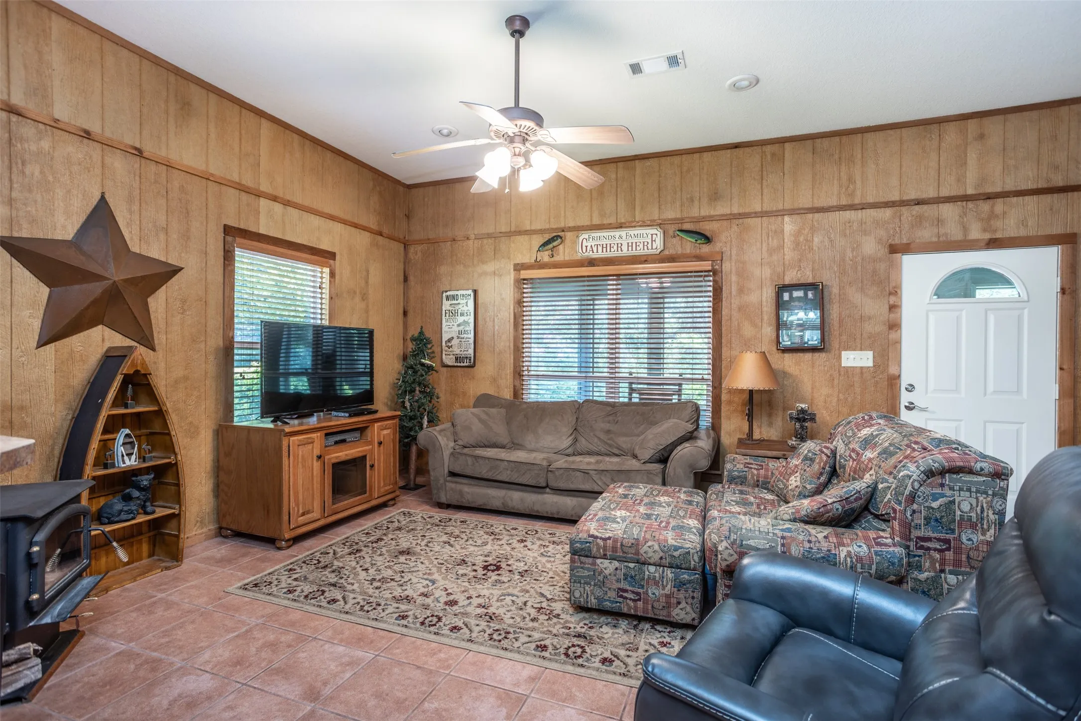Single Family Residence For Sale in Grayson County , 16 Park Tree Lane, Gordonville, Texas 76245, 1 Bedroom, 1 Bathroom, Garage spaces, 825 Sqft, built in 2005, mls#21317169, Real Estate Agent in Gordonville, Homes For Sale in Grayson county, Homes For Sale in Gordonville, Realtor in Gordonville Texas, Real Estate Brokerage Independent Realty Texas, Luminita Cordes Realtor