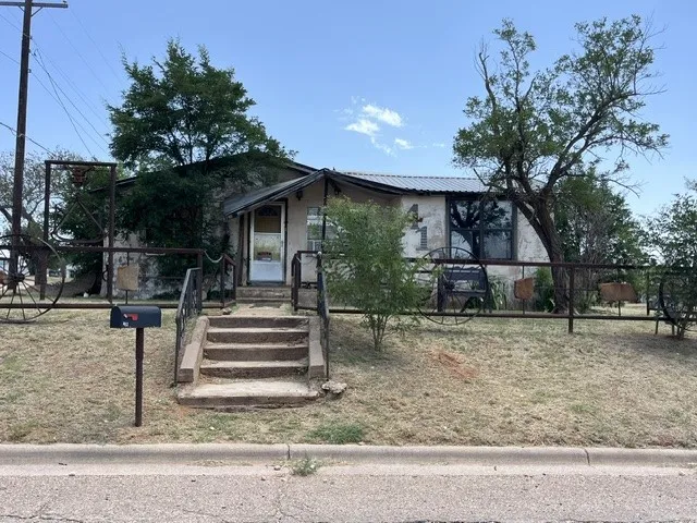 Single Family Residence For Sale in Fisher County , 412 E 7th Street, Rotan, Texas 79546, 2 Bedroom, 1 Bathroom, Garage spaces, 768 Sqft, built in 1930, mls#21314787, Real Estate Agent in Rotan, Homes For Sale in Fisher county, Homes For Sale in Rotan, Realtor in Rotan Texas, Real Estate Brokerage Independent Realty Texas, Luminita Cordes Realtor