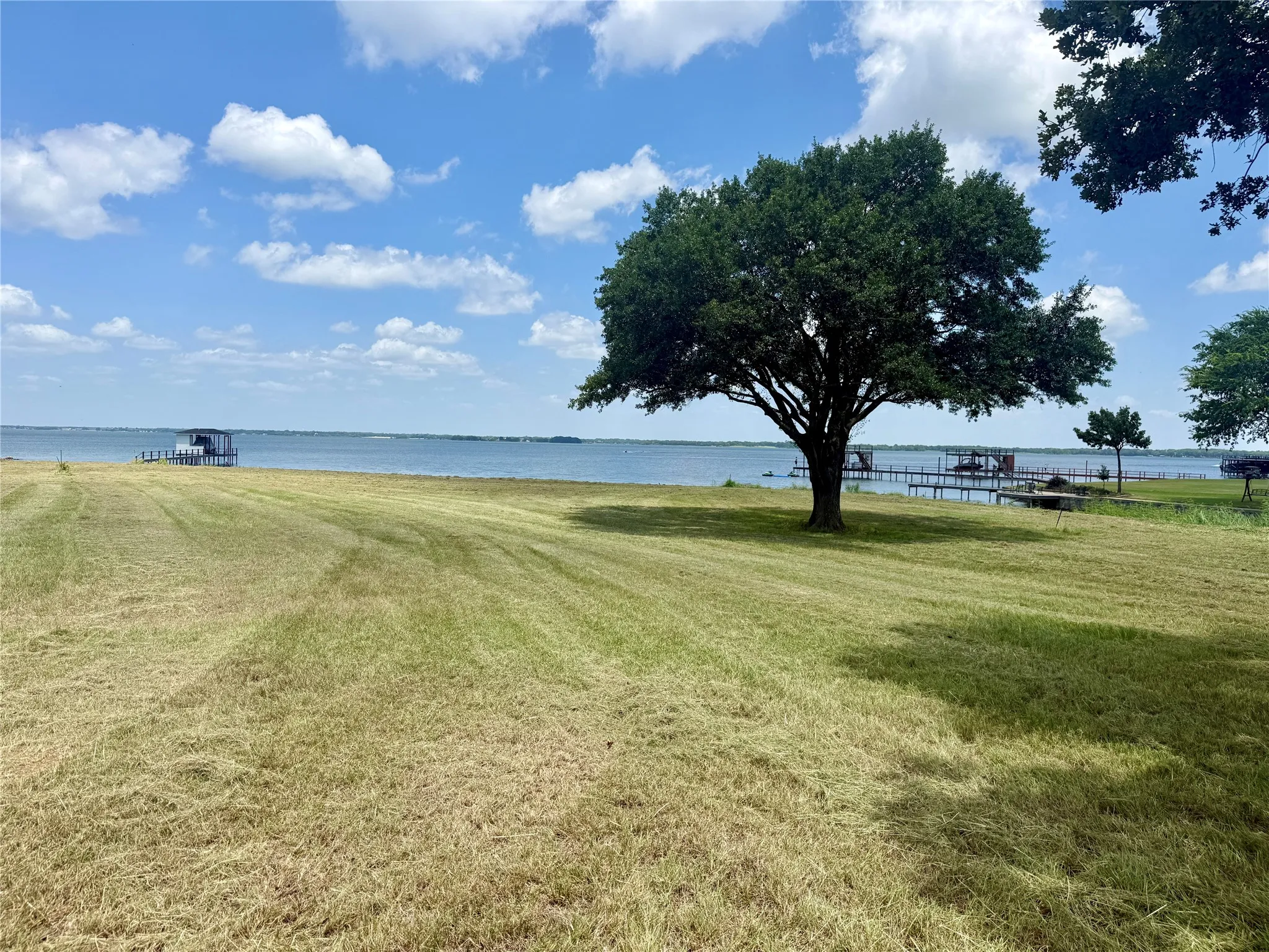 Expansive build site overlooks the sparkling waters of Richland Chambers Lake.