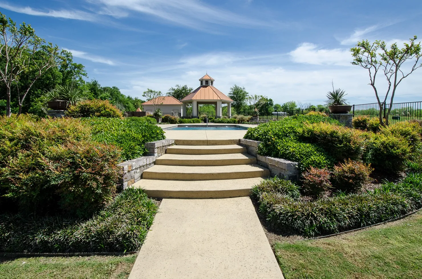 Beautifully landscaped community common area enhances the Southpoint lifestyle.
