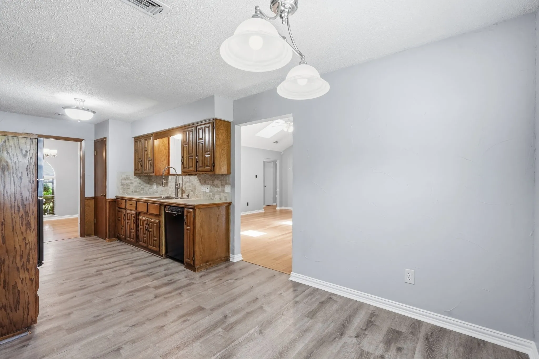 Single Family Residence For Sale in Tarrant County , 2202 Canyonwood Drive, Arlington, Texas 76012, 4 Bedroom, 3 Bathroom, 2 Garage spaces, 2,332 Sqft, built in 1980, mls#21275087, Real Estate Agent in Arlington, Homes For Sale in Tarrant county, Homes For Sale in Arlington, Realtor in Arlington Texas, Real Estate Brokerage Independent Realty Texas, Luminita Cordes Realtor