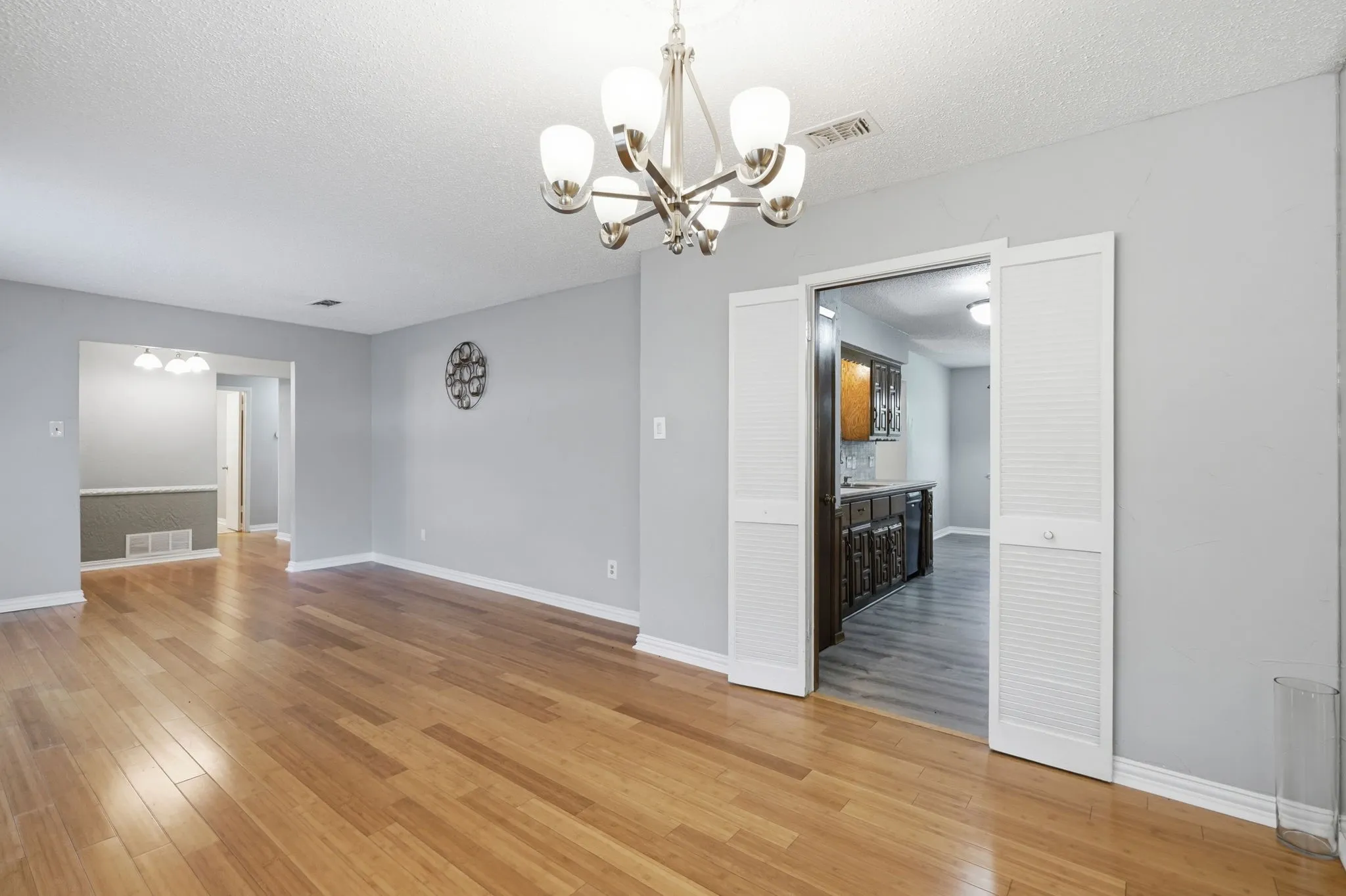 Single Family Residence For Sale in Tarrant County , 2202 Canyonwood Drive, Arlington, Texas 76012, 4 Bedroom, 3 Bathroom, 2 Garage spaces, 2,332 Sqft, built in 1980, mls#21275087, Real Estate Agent in Arlington, Homes For Sale in Tarrant county, Homes For Sale in Arlington, Realtor in Arlington Texas, Real Estate Brokerage Independent Realty Texas, Luminita Cordes Realtor