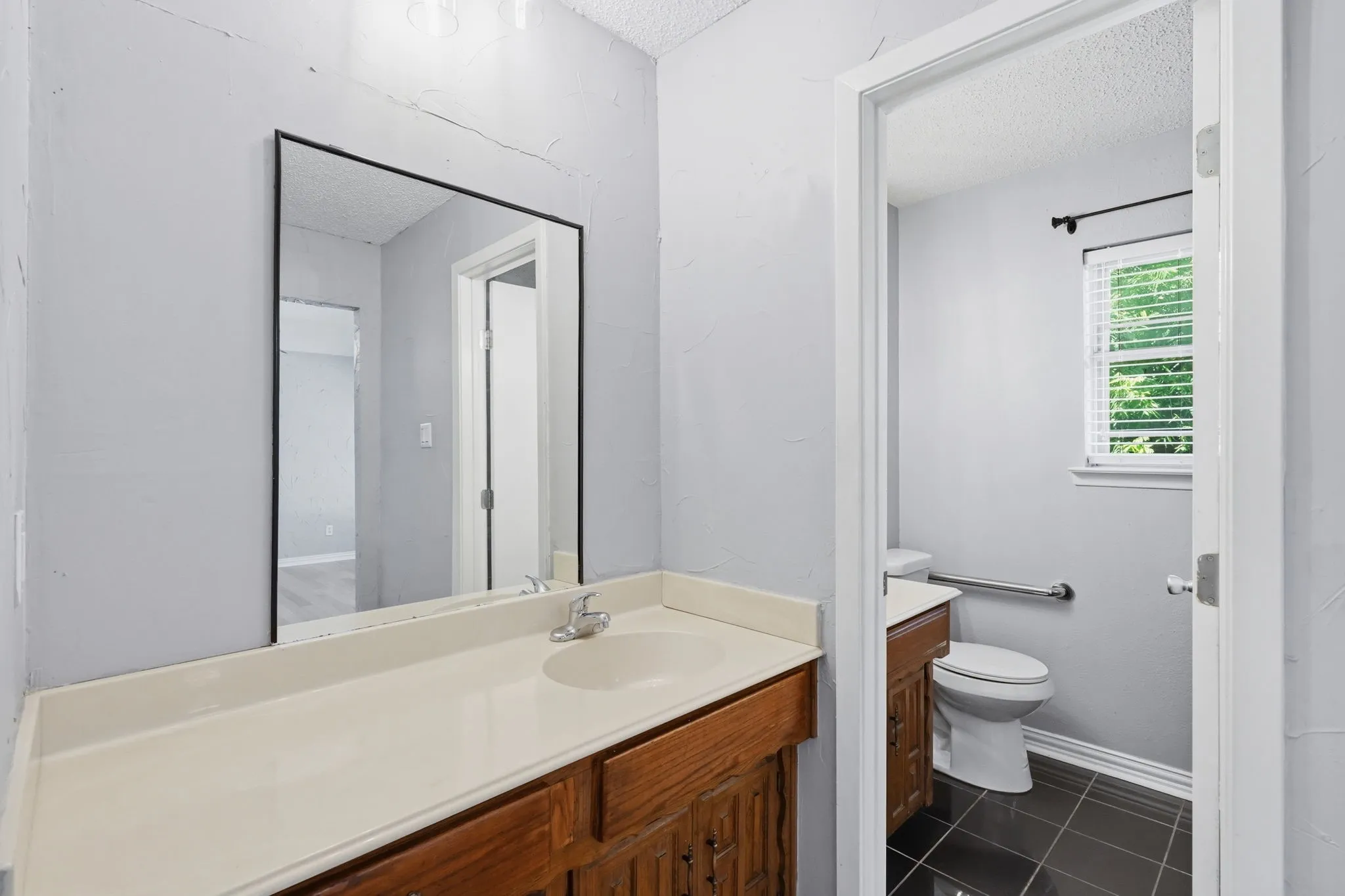 Single Family Residence For Sale in Tarrant County , 2202 Canyonwood Drive, Arlington, Texas 76012, 4 Bedroom, 3 Bathroom, 2 Garage spaces, 2,332 Sqft, built in 1980, mls#21275087, Real Estate Agent in Arlington, Homes For Sale in Tarrant county, Homes For Sale in Arlington, Realtor in Arlington Texas, Real Estate Brokerage Independent Realty Texas, Luminita Cordes Realtor