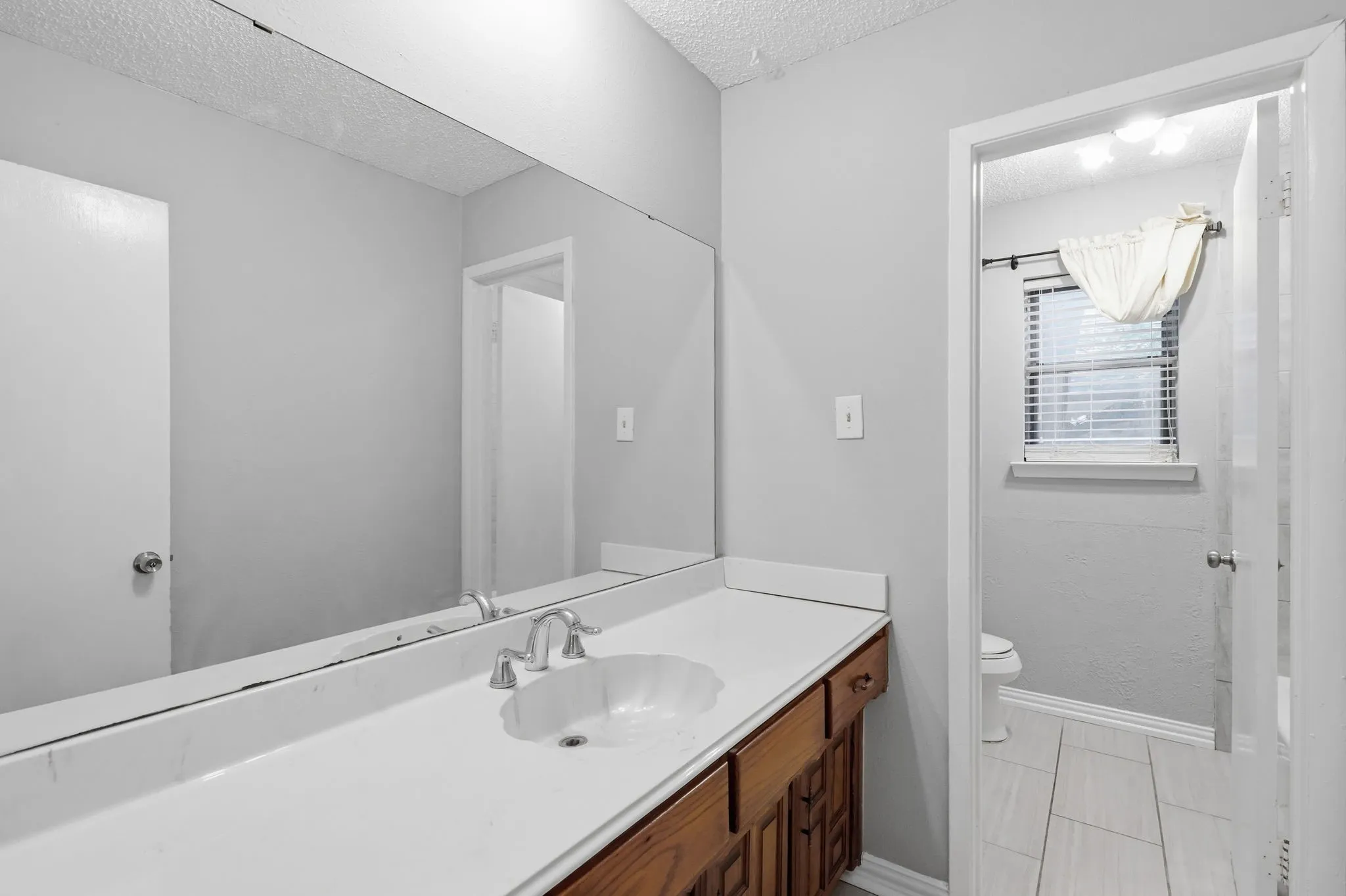 Single Family Residence For Sale in Tarrant County , 2202 Canyonwood Drive, Arlington, Texas 76012, 4 Bedroom, 3 Bathroom, 2 Garage spaces, 2,332 Sqft, built in 1980, mls#21275087, Real Estate Agent in Arlington, Homes For Sale in Tarrant county, Homes For Sale in Arlington, Realtor in Arlington Texas, Real Estate Brokerage Independent Realty Texas, Luminita Cordes Realtor