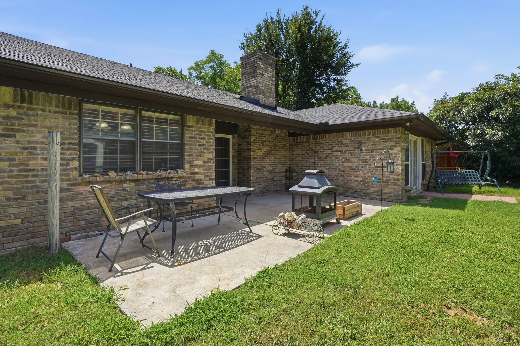 Single Family Residence For Sale in Tarrant County , 2202 Canyonwood Drive, Arlington, Texas 76012, 4 Bedroom, 3 Bathroom, 2 Garage spaces, 2,332 Sqft, built in 1980, mls#21275087, Real Estate Agent in Arlington, Homes For Sale in Tarrant county, Homes For Sale in Arlington, Realtor in Arlington Texas, Real Estate Brokerage Independent Realty Texas, Luminita Cordes Realtor