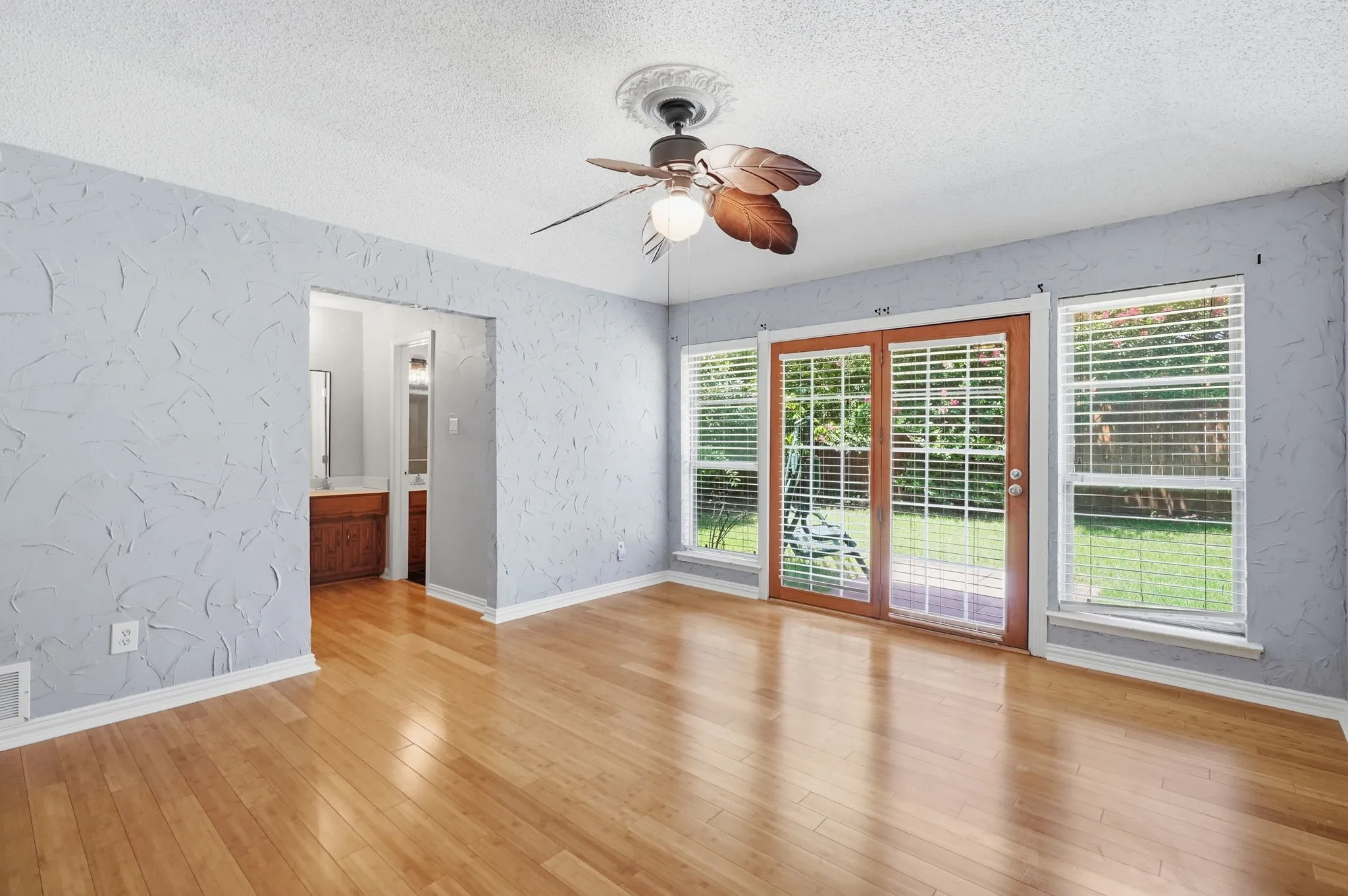 Single Family Residence For Sale in Tarrant County , 2202 Canyonwood Drive, Arlington, Texas 76012, 4 Bedroom, 3 Bathroom, 2 Garage spaces, 2,332 Sqft, built in 1980, mls#21275087, Real Estate Agent in Arlington, Homes For Sale in Tarrant county, Homes For Sale in Arlington, Realtor in Arlington Texas, Real Estate Brokerage Independent Realty Texas, Luminita Cordes Realtor