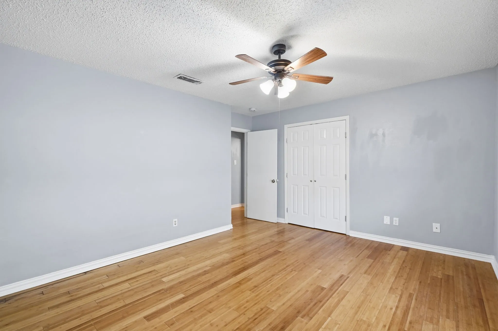 Single Family Residence For Sale in Tarrant County , 2202 Canyonwood Drive, Arlington, Texas 76012, 4 Bedroom, 3 Bathroom, 2 Garage spaces, 2,332 Sqft, built in 1980, mls#21275087, Real Estate Agent in Arlington, Homes For Sale in Tarrant county, Homes For Sale in Arlington, Realtor in Arlington Texas, Real Estate Brokerage Independent Realty Texas, Luminita Cordes Realtor