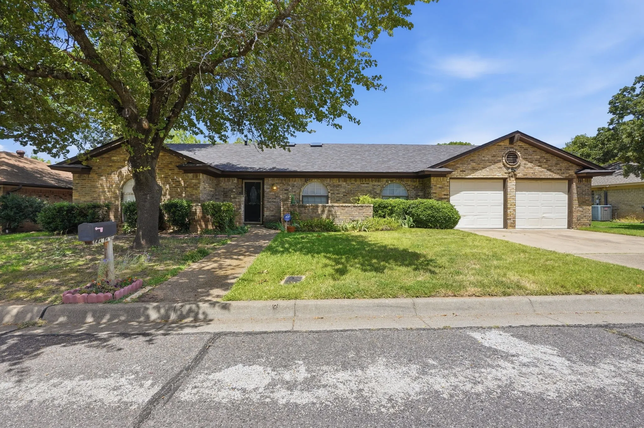 Single Family Residence For Sale in Tarrant County , 2202 Canyonwood Drive, Arlington, Texas 76012, 4 Bedroom, 3 Bathroom, 2 Garage spaces, 2,332 Sqft, built in 1980, mls#21275087, Real Estate Agent in Arlington, Homes For Sale in Tarrant county, Homes For Sale in Arlington, Realtor in Arlington Texas, Real Estate Brokerage Independent Realty Texas, Luminita Cordes Realtor