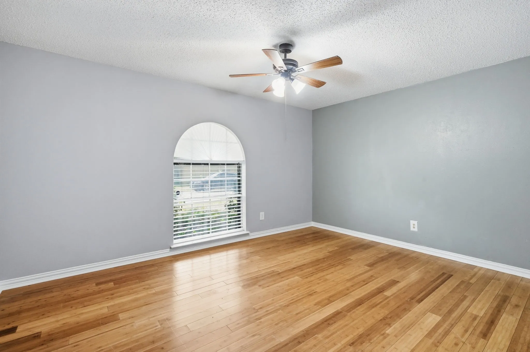 Single Family Residence For Sale in Tarrant County , 2202 Canyonwood Drive, Arlington, Texas 76012, 4 Bedroom, 3 Bathroom, 2 Garage spaces, 2,332 Sqft, built in 1980, mls#21275087, Real Estate Agent in Arlington, Homes For Sale in Tarrant county, Homes For Sale in Arlington, Realtor in Arlington Texas, Real Estate Brokerage Independent Realty Texas, Luminita Cordes Realtor