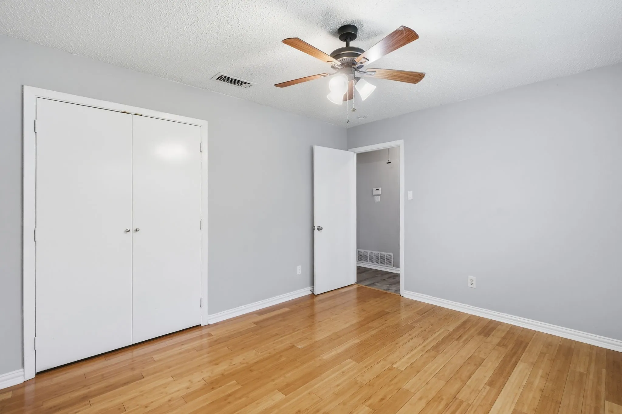 Single Family Residence For Sale in Tarrant County , 2202 Canyonwood Drive, Arlington, Texas 76012, 4 Bedroom, 3 Bathroom, 2 Garage spaces, 2,332 Sqft, built in 1980, mls#21275087, Real Estate Agent in Arlington, Homes For Sale in Tarrant county, Homes For Sale in Arlington, Realtor in Arlington Texas, Real Estate Brokerage Independent Realty Texas, Luminita Cordes Realtor