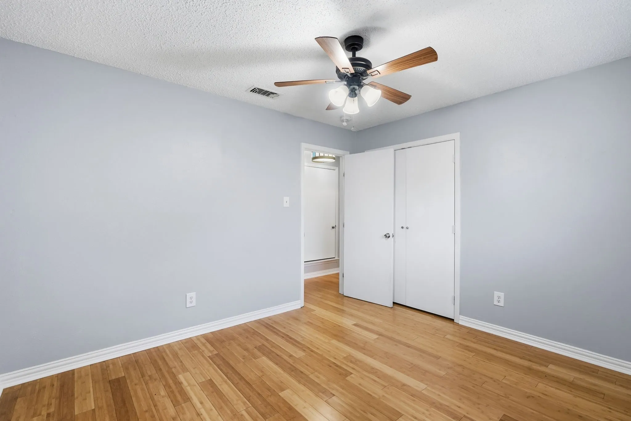 Single Family Residence For Sale in Tarrant County , 2202 Canyonwood Drive, Arlington, Texas 76012, 4 Bedroom, 3 Bathroom, 2 Garage spaces, 2,332 Sqft, built in 1980, mls#21275087, Real Estate Agent in Arlington, Homes For Sale in Tarrant county, Homes For Sale in Arlington, Realtor in Arlington Texas, Real Estate Brokerage Independent Realty Texas, Luminita Cordes Realtor
