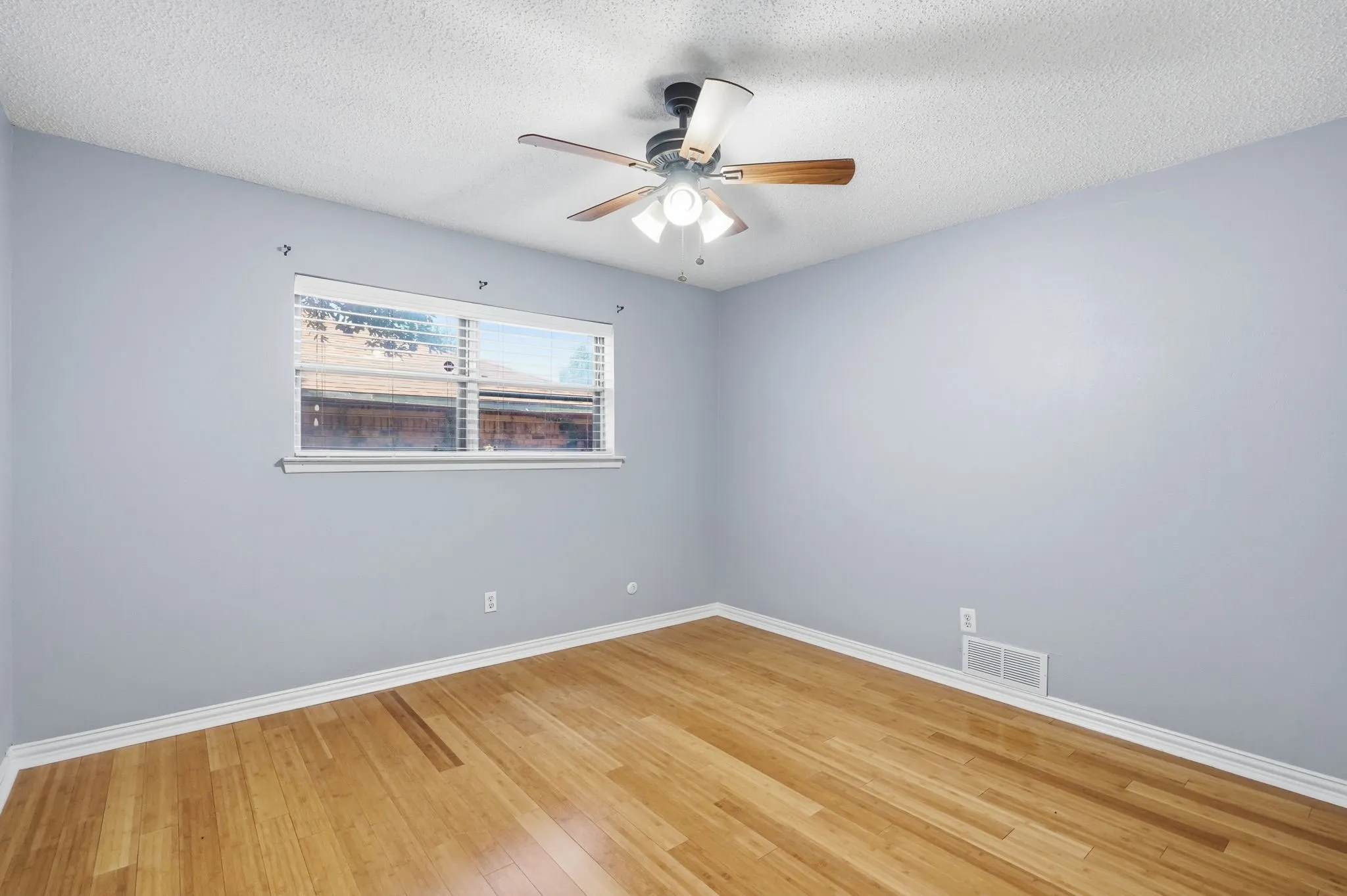Single Family Residence For Sale in Tarrant County , 2202 Canyonwood Drive, Arlington, Texas 76012, 4 Bedroom, 3 Bathroom, 2 Garage spaces, 2,332 Sqft, built in 1980, mls#21275087, Real Estate Agent in Arlington, Homes For Sale in Tarrant county, Homes For Sale in Arlington, Realtor in Arlington Texas, Real Estate Brokerage Independent Realty Texas, Luminita Cordes Realtor