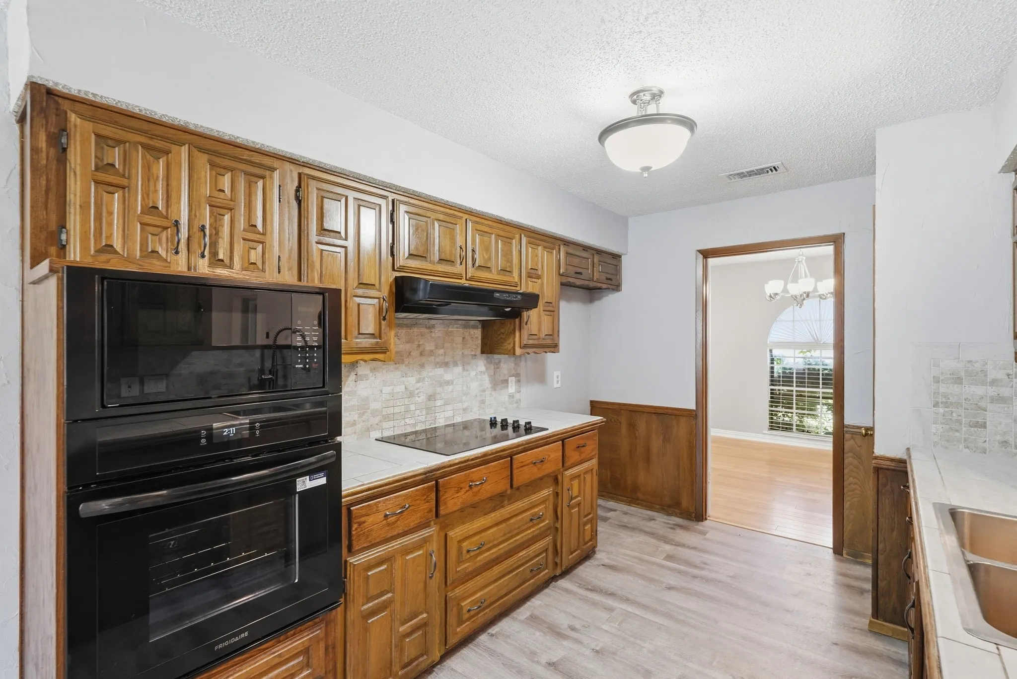 Single Family Residence For Sale in Tarrant County , 2202 Canyonwood Drive, Arlington, Texas 76012, 4 Bedroom, 3 Bathroom, 2 Garage spaces, 2,332 Sqft, built in 1980, mls#21275087, Real Estate Agent in Arlington, Homes For Sale in Tarrant county, Homes For Sale in Arlington, Realtor in Arlington Texas, Real Estate Brokerage Independent Realty Texas, Luminita Cordes Realtor