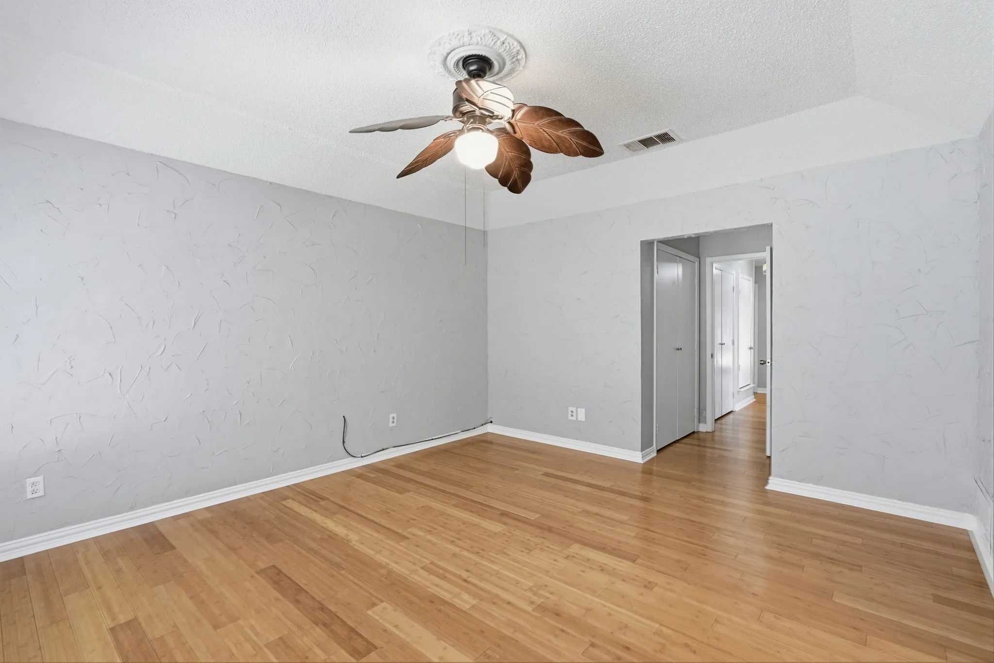 Single Family Residence For Sale in Tarrant County , 2202 Canyonwood Drive, Arlington, Texas 76012, 4 Bedroom, 3 Bathroom, 2 Garage spaces, 2,332 Sqft, built in 1980, mls#21275087, Real Estate Agent in Arlington, Homes For Sale in Tarrant county, Homes For Sale in Arlington, Realtor in Arlington Texas, Real Estate Brokerage Independent Realty Texas, Luminita Cordes Realtor