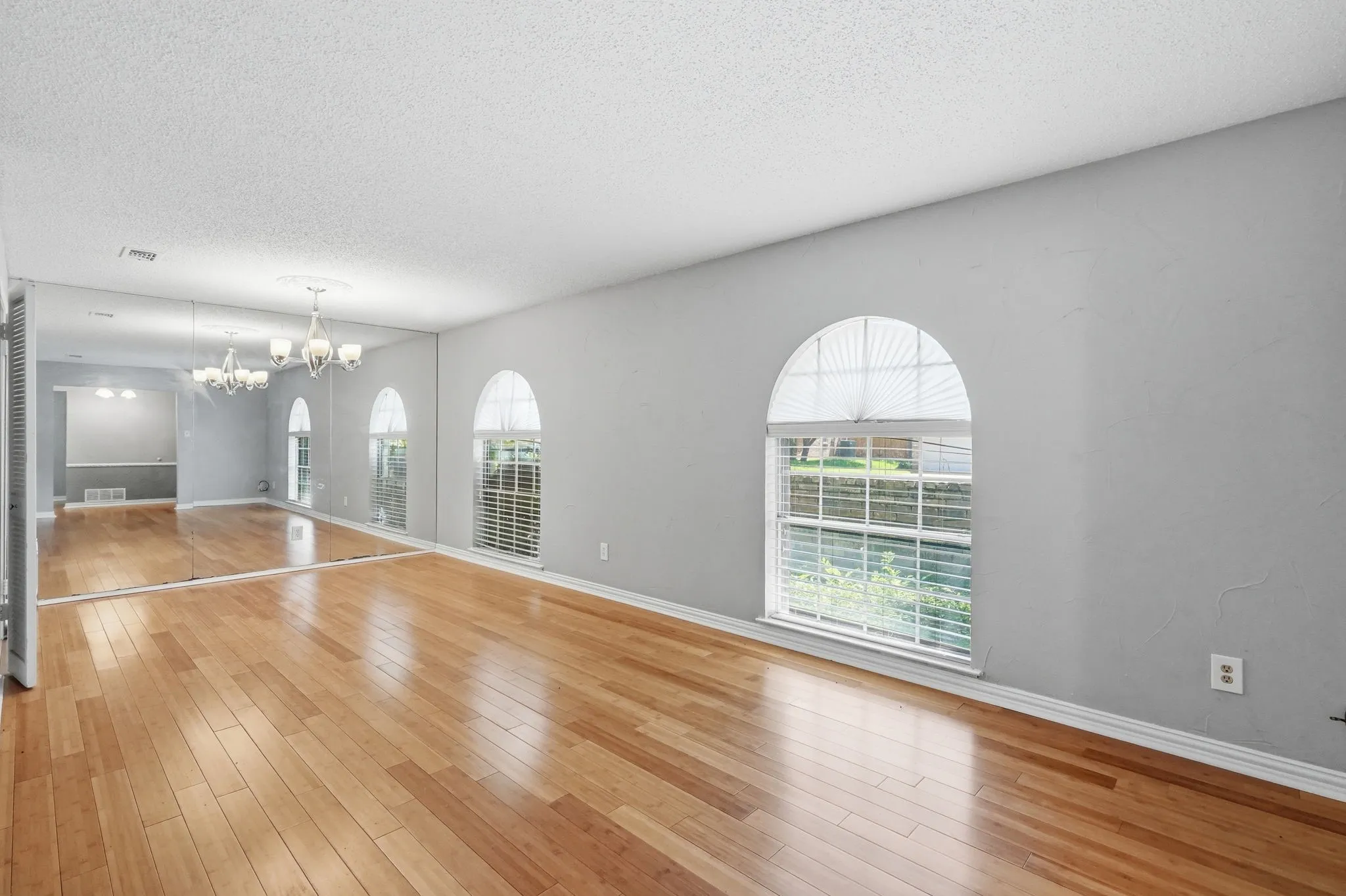 Single Family Residence For Sale in Tarrant County , 2202 Canyonwood Drive, Arlington, Texas 76012, 4 Bedroom, 3 Bathroom, 2 Garage spaces, 2,332 Sqft, built in 1980, mls#21275087, Real Estate Agent in Arlington, Homes For Sale in Tarrant county, Homes For Sale in Arlington, Realtor in Arlington Texas, Real Estate Brokerage Independent Realty Texas, Luminita Cordes Realtor