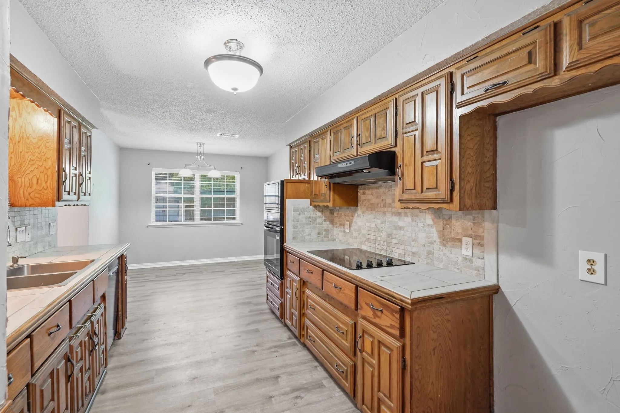 Single Family Residence For Sale in Tarrant County , 2202 Canyonwood Drive, Arlington, Texas 76012, 4 Bedroom, 3 Bathroom, 2 Garage spaces, 2,332 Sqft, built in 1980, mls#21275087, Real Estate Agent in Arlington, Homes For Sale in Tarrant county, Homes For Sale in Arlington, Realtor in Arlington Texas, Real Estate Brokerage Independent Realty Texas, Luminita Cordes Realtor
