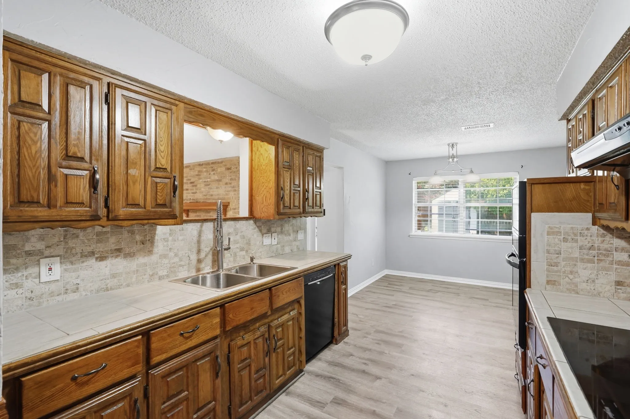 Single Family Residence For Sale in Tarrant County , 2202 Canyonwood Drive, Arlington, Texas 76012, 4 Bedroom, 3 Bathroom, 2 Garage spaces, 2,332 Sqft, built in 1980, mls#21275087, Real Estate Agent in Arlington, Homes For Sale in Tarrant county, Homes For Sale in Arlington, Realtor in Arlington Texas, Real Estate Brokerage Independent Realty Texas, Luminita Cordes Realtor