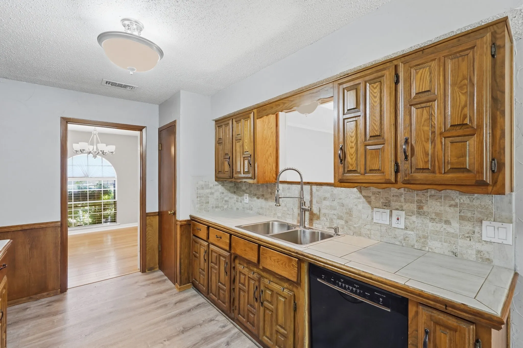 Single Family Residence For Sale in Tarrant County , 2202 Canyonwood Drive, Arlington, Texas 76012, 4 Bedroom, 3 Bathroom, 2 Garage spaces, 2,332 Sqft, built in 1980, mls#21275087, Real Estate Agent in Arlington, Homes For Sale in Tarrant county, Homes For Sale in Arlington, Realtor in Arlington Texas, Real Estate Brokerage Independent Realty Texas, Luminita Cordes Realtor