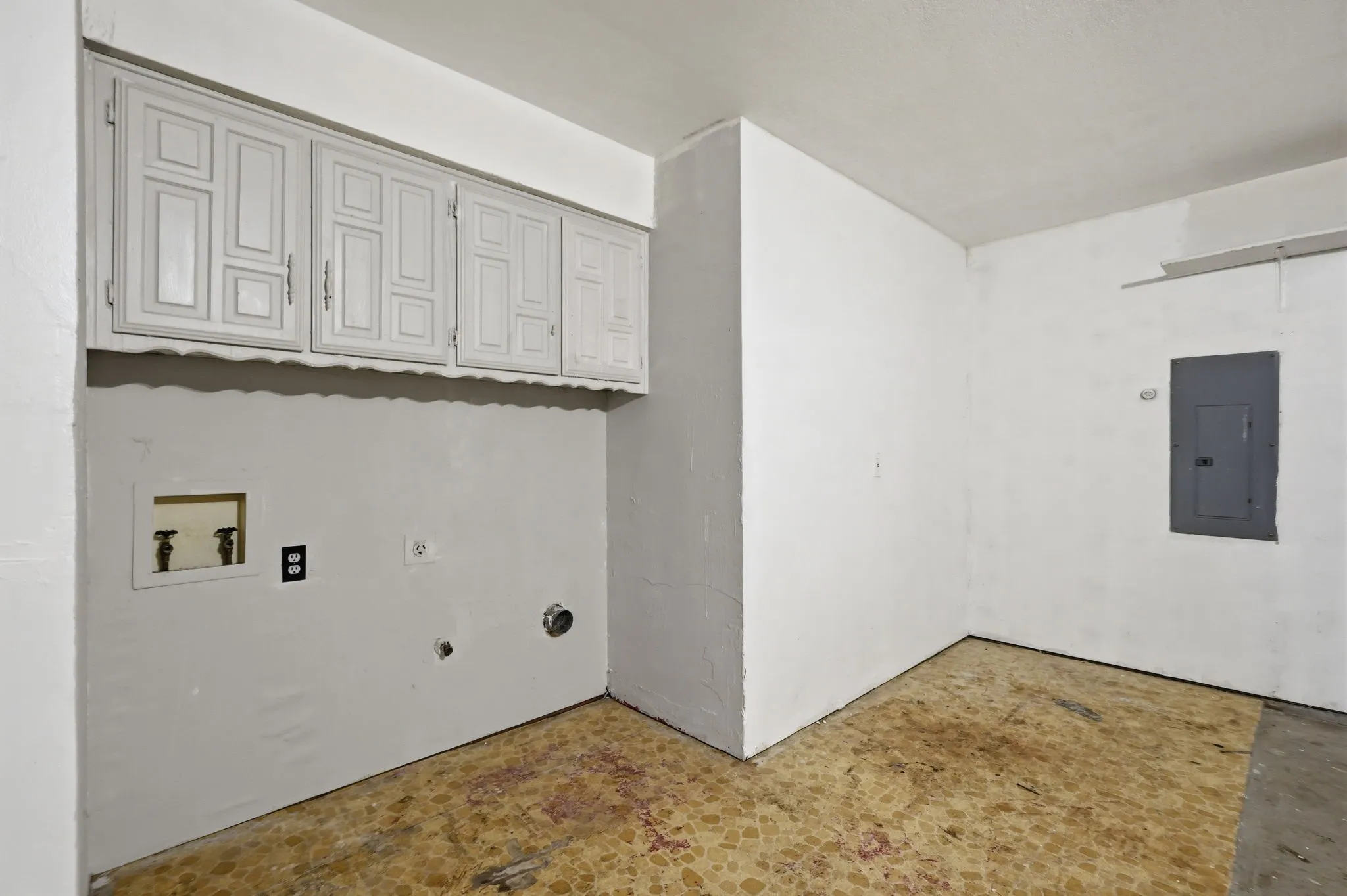Single Family Residence For Sale in Tarrant County , 2202 Canyonwood Drive, Arlington, Texas 76012, 4 Bedroom, 3 Bathroom, 2 Garage spaces, 2,332 Sqft, built in 1980, mls#21275087, Real Estate Agent in Arlington, Homes For Sale in Tarrant county, Homes For Sale in Arlington, Realtor in Arlington Texas, Real Estate Brokerage Independent Realty Texas, Luminita Cordes Realtor