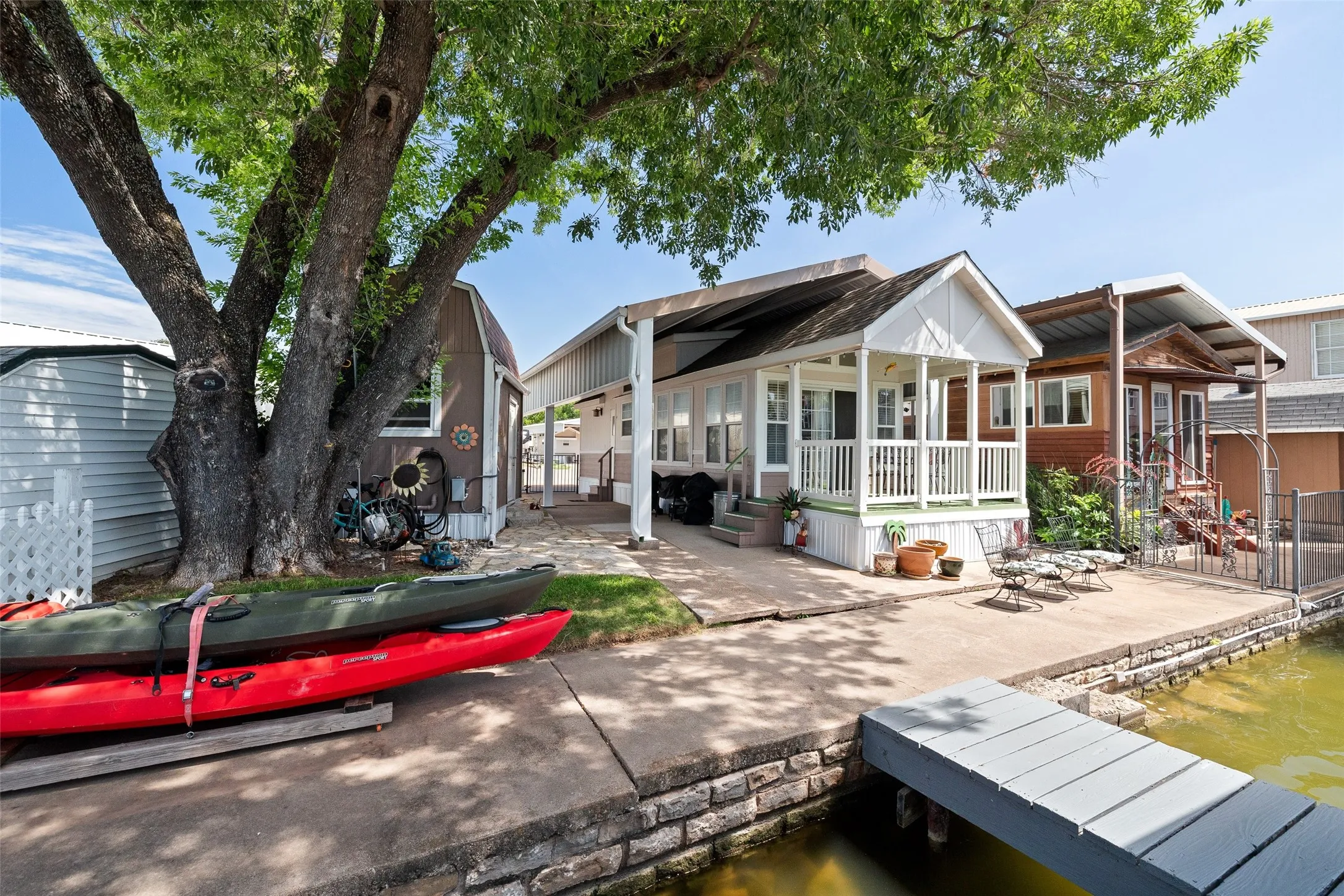 Single Family Residence For Sale in Hood County , 505 Brazos Harbor Drive, Granbury, Texas 76048, 1 Bedroom, 1 Bathroom, Garage spaces, 399 Sqft, built in 2004, mls#21316636, Real Estate Agent in Granbury, Homes For Sale in Hood county, Homes For Sale in Granbury, Realtor in Granbury Texas, Real Estate Brokerage Independent Realty Texas, Luminita Cordes Realtor