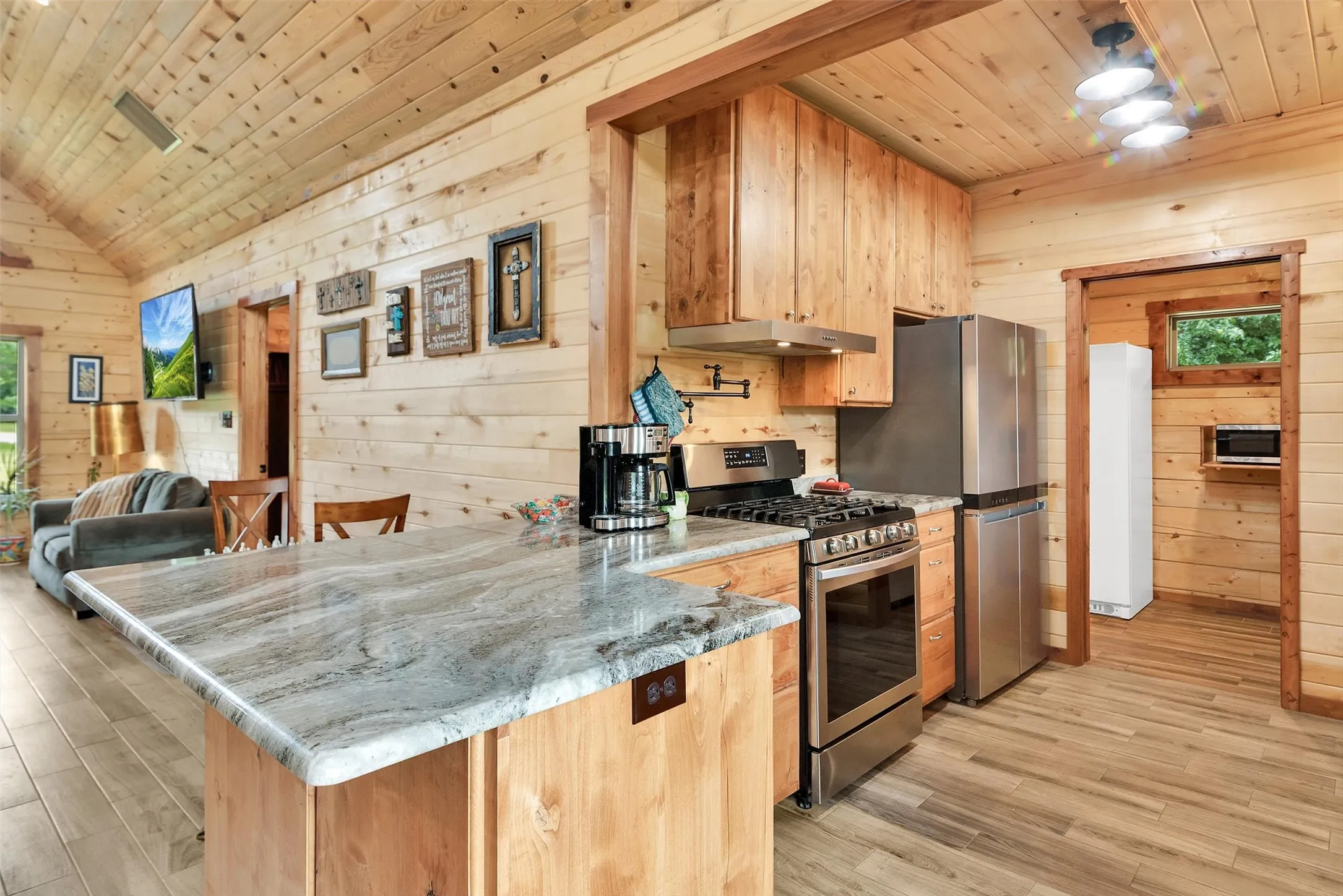 Single Family Residence For Sale in Grayson County , 905 E Fm 120, Denison, Texas 75021, 3 Bedroom, 2 Bathroom, Garage spaces, 1,600 Sqft, built in 2019, mls#21313897, Real Estate Agent in Denison, Homes For Sale in Grayson county, Homes For Sale in Denison, Realtor in Denison Texas, Real Estate Brokerage Independent Realty Texas, Luminita Cordes Realtor