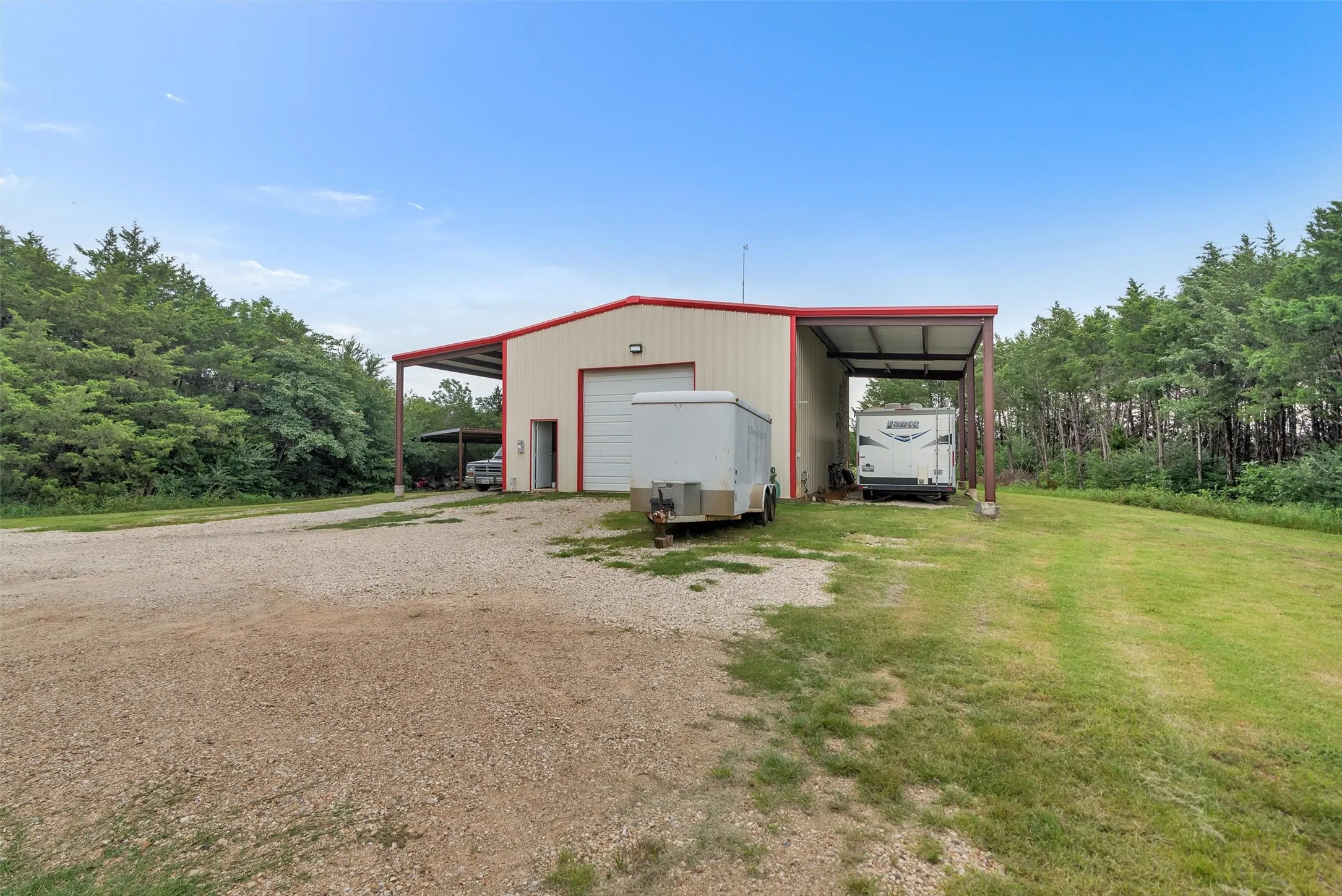 Single Family Residence For Sale in Grayson County , 905 E Fm 120, Denison, Texas 75021, 3 Bedroom, 2 Bathroom, Garage spaces, 1,600 Sqft, built in 2019, mls#21313897, Real Estate Agent in Denison, Homes For Sale in Grayson county, Homes For Sale in Denison, Realtor in Denison Texas, Real Estate Brokerage Independent Realty Texas, Luminita Cordes Realtor