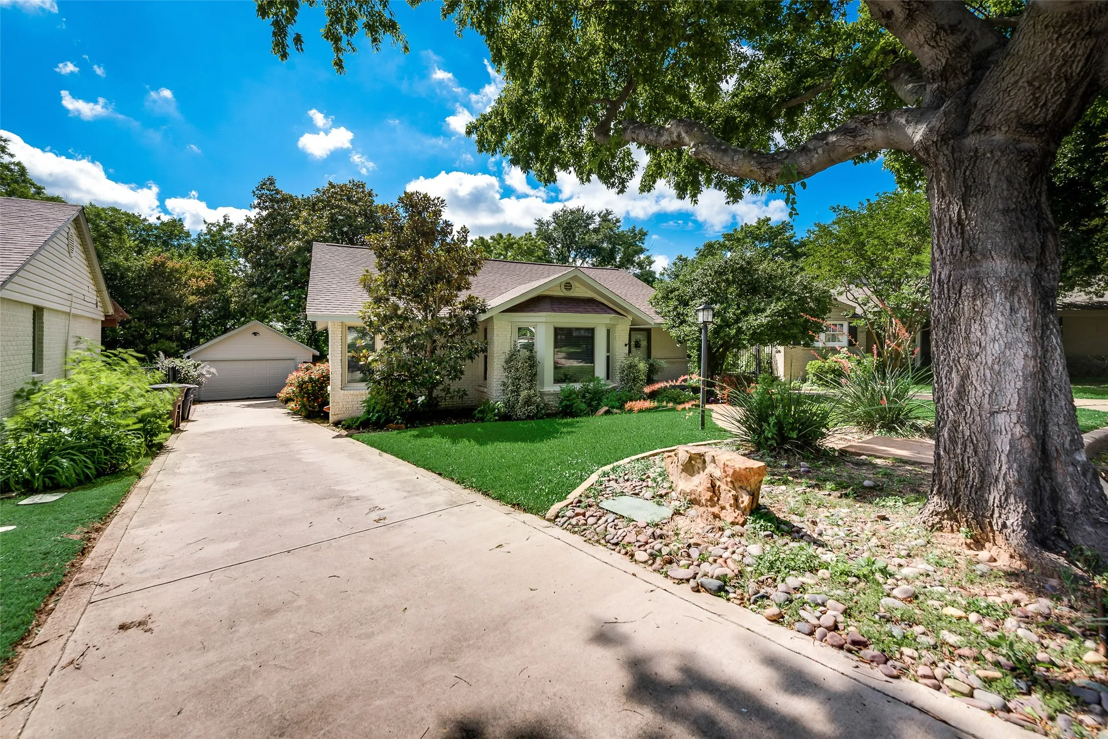 Note Long Driveway with Detached Garage.