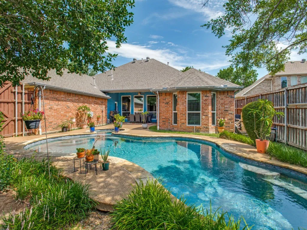 Single Family Residence For Sale in Dallas County , 9502 Valley Lake Lane, Irving, Texas 75063, 4 Bedroom, 3 Bathroom, 2 Garage spaces, 2,626 Sqft, built in 1993, mls#21316450, Real Estate Agent in Irving, Homes For Sale in Dallas county, Homes For Sale in Irving, Realtor in Irving Texas, Real Estate Brokerage Independent Realty Texas, Luminita Cordes Realtor