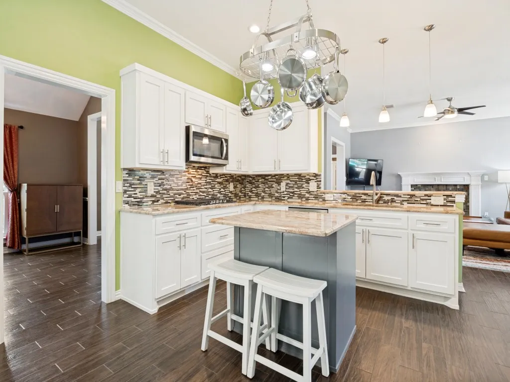 Single Family Residence For Sale in Dallas County , 9502 Valley Lake Lane, Irving, Texas 75063, 4 Bedroom, 3 Bathroom, 2 Garage spaces, 2,626 Sqft, built in 1993, mls#21316450, Real Estate Agent in Irving, Homes For Sale in Dallas county, Homes For Sale in Irving, Realtor in Irving Texas, Real Estate Brokerage Independent Realty Texas, Luminita Cordes Realtor