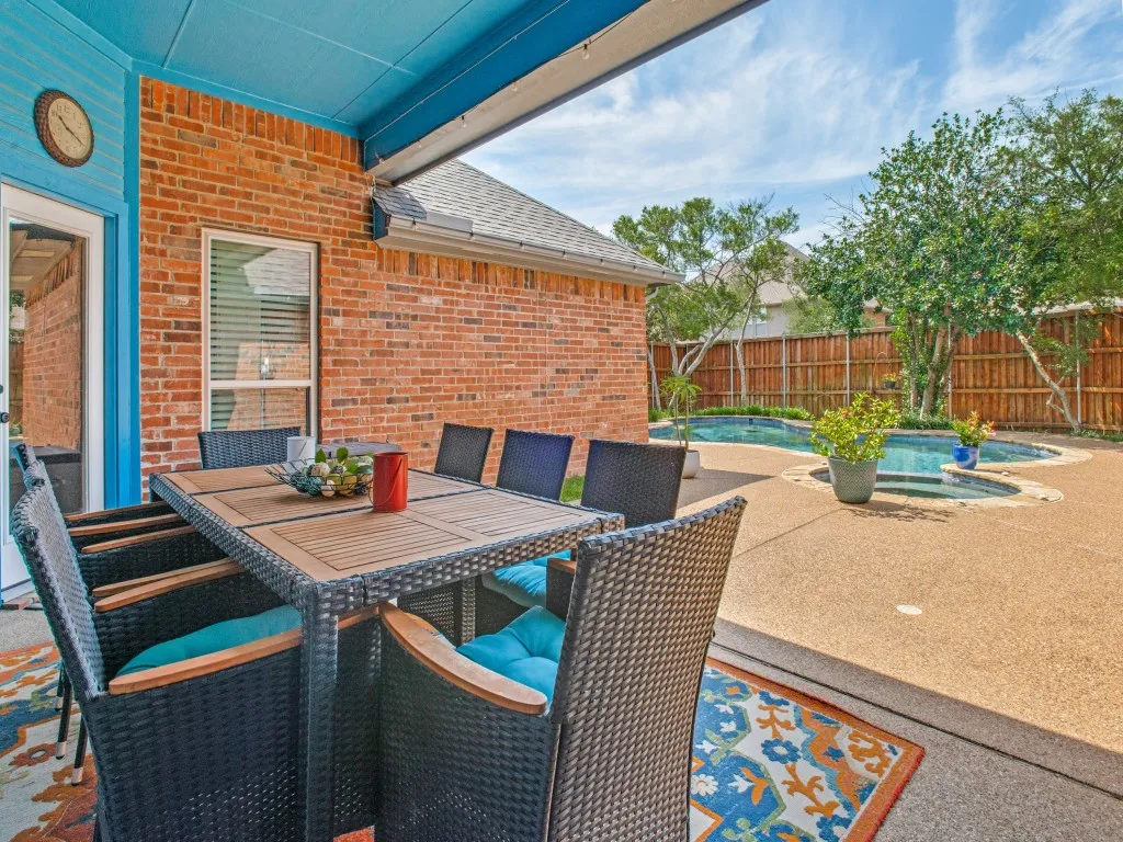 Single Family Residence For Sale in Dallas County , 9502 Valley Lake Lane, Irving, Texas 75063, 4 Bedroom, 3 Bathroom, 2 Garage spaces, 2,626 Sqft, built in 1993, mls#21316450, Real Estate Agent in Irving, Homes For Sale in Dallas county, Homes For Sale in Irving, Realtor in Irving Texas, Real Estate Brokerage Independent Realty Texas, Luminita Cordes Realtor