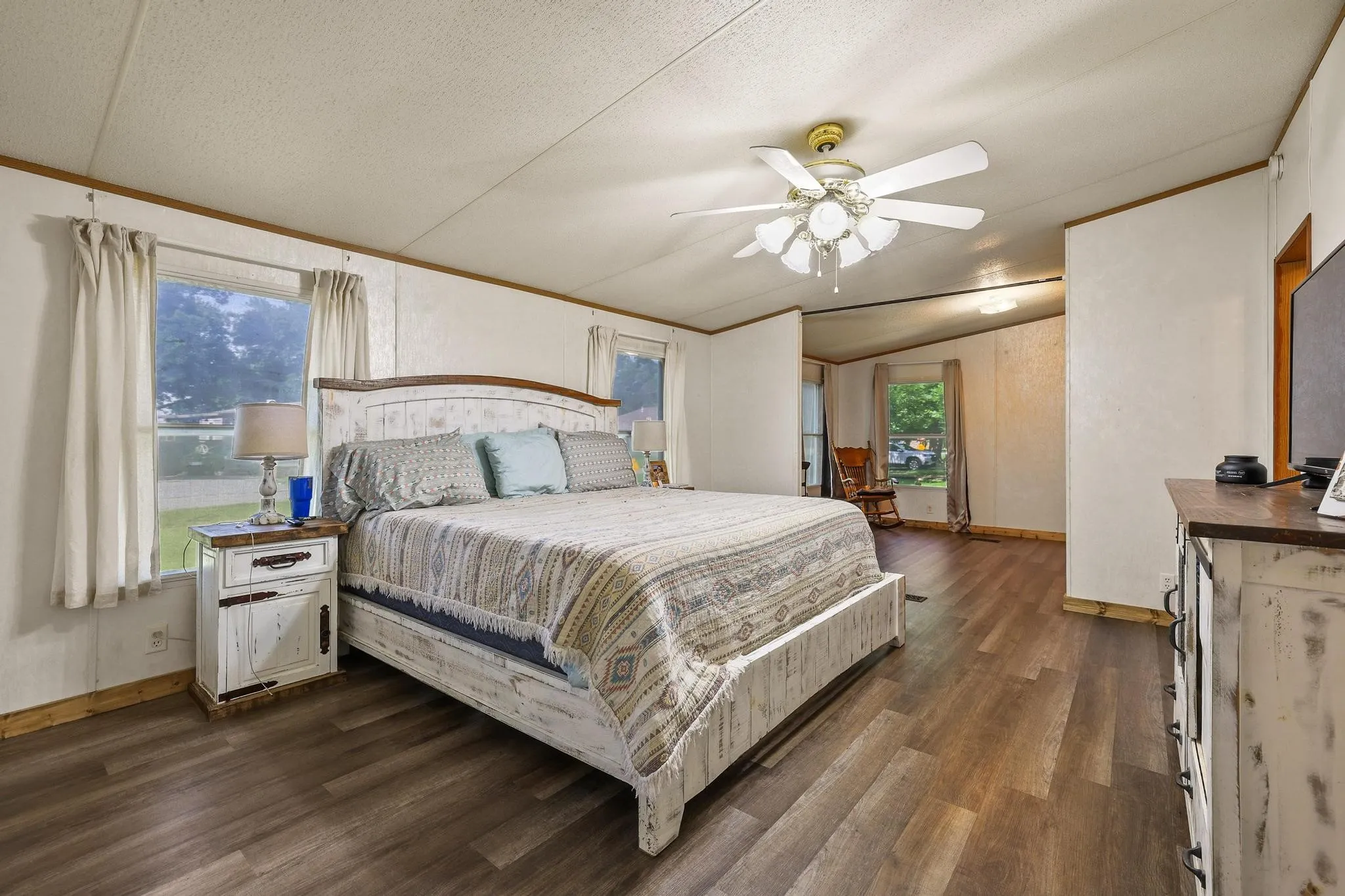 Manufactured Home For Sale in Fannin County , 201 S Main Street, Dodd City, Texas 75438, 4 Bedroom, 2 Bathroom, 1 Garage spaces, 2,128 Sqft, built in 1999, Price $214,900, mls#21316209, Real Estate Agent in Dodd City, Homes For Sale in Fannin county, Homes For Sale in Dodd City, Realtor in Dodd City Texas, Real Estate Brokerage Independent Realty Texas, Luminita Cordes Realtor