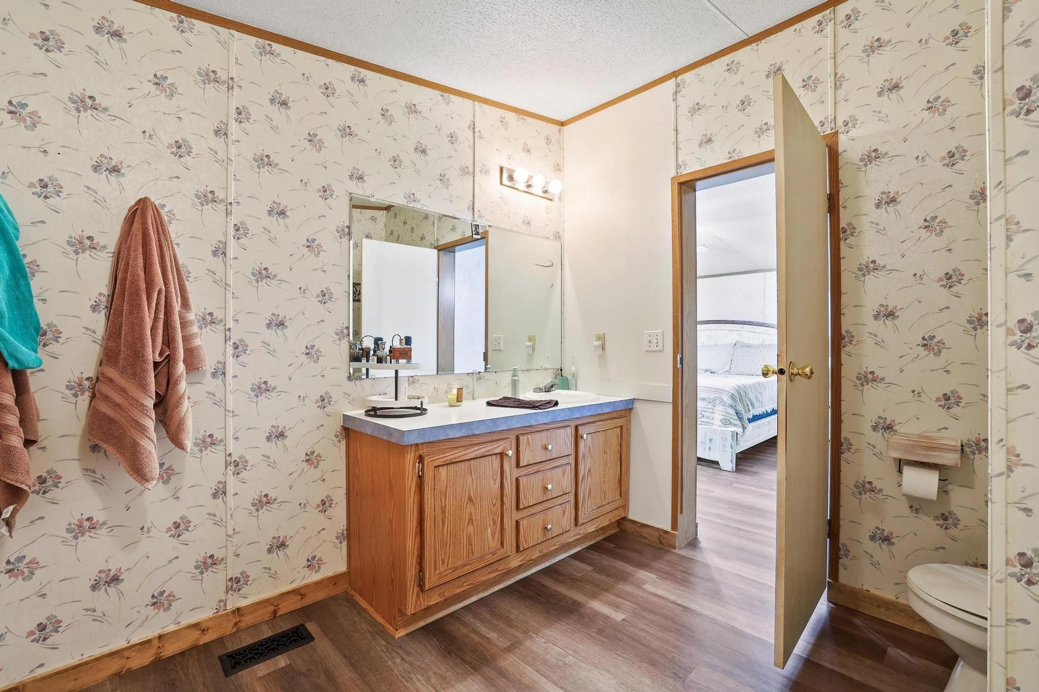 Manufactured Home For Sale in Fannin County , 201 S Main Street, Dodd City, Texas 75438, 4 Bedroom, 2 Bathroom, 1 Garage spaces, 2,128 Sqft, built in 1999, Price $214,900, mls#21316209, Real Estate Agent in Dodd City, Homes For Sale in Fannin county, Homes For Sale in Dodd City, Realtor in Dodd City Texas, Real Estate Brokerage Independent Realty Texas, Luminita Cordes Realtor
