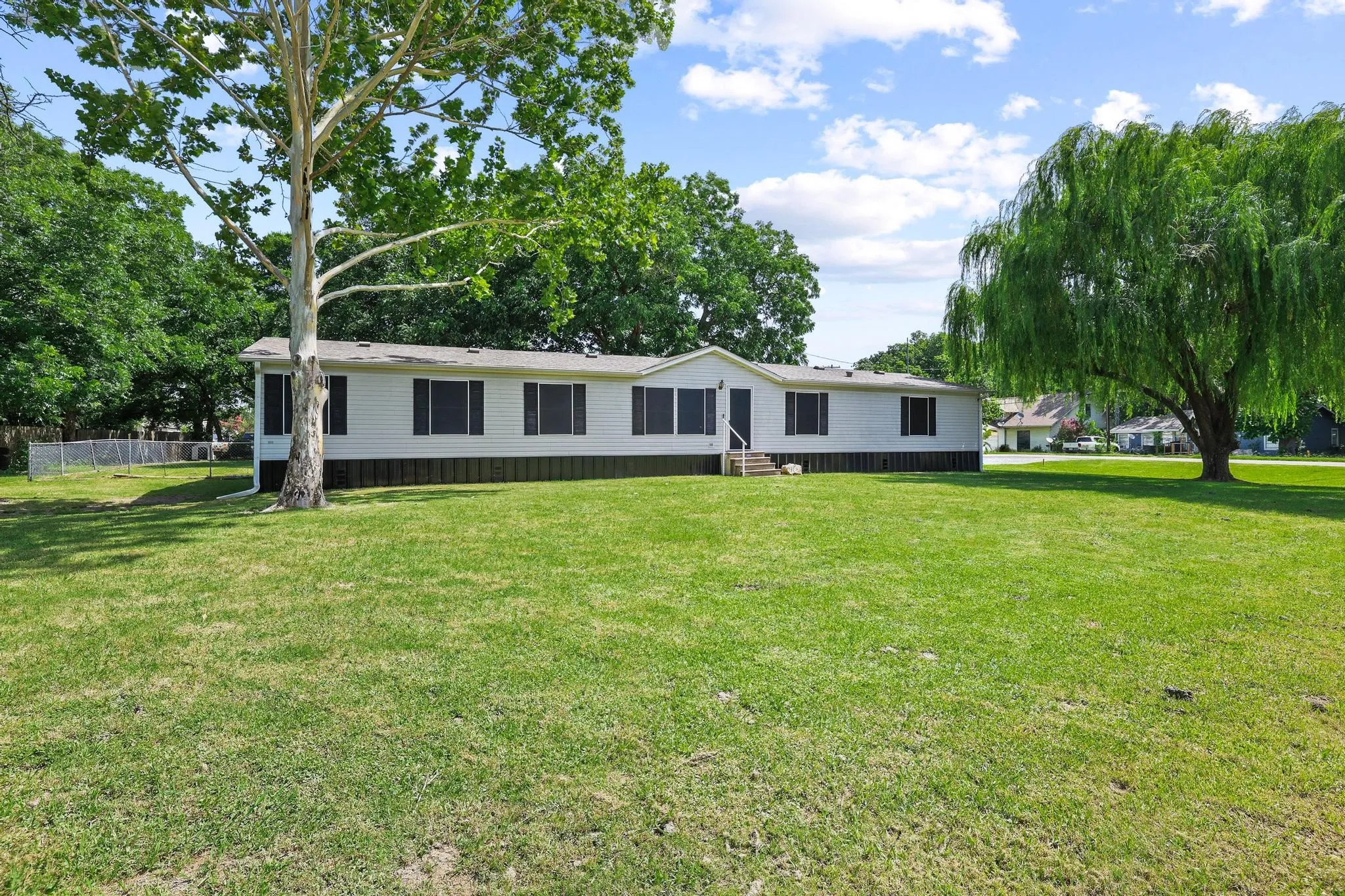 Manufactured Home For Sale in Fannin County , 201 S Main Street, Dodd City, Texas 75438, 4 Bedroom, 2 Bathroom, 1 Garage spaces, 2,128 Sqft, built in 1999, Price $214,900, mls#21316209, Real Estate Agent in Dodd City, Homes For Sale in Fannin county, Homes For Sale in Dodd City, Realtor in Dodd City Texas, Real Estate Brokerage Independent Realty Texas, Luminita Cordes Realtor