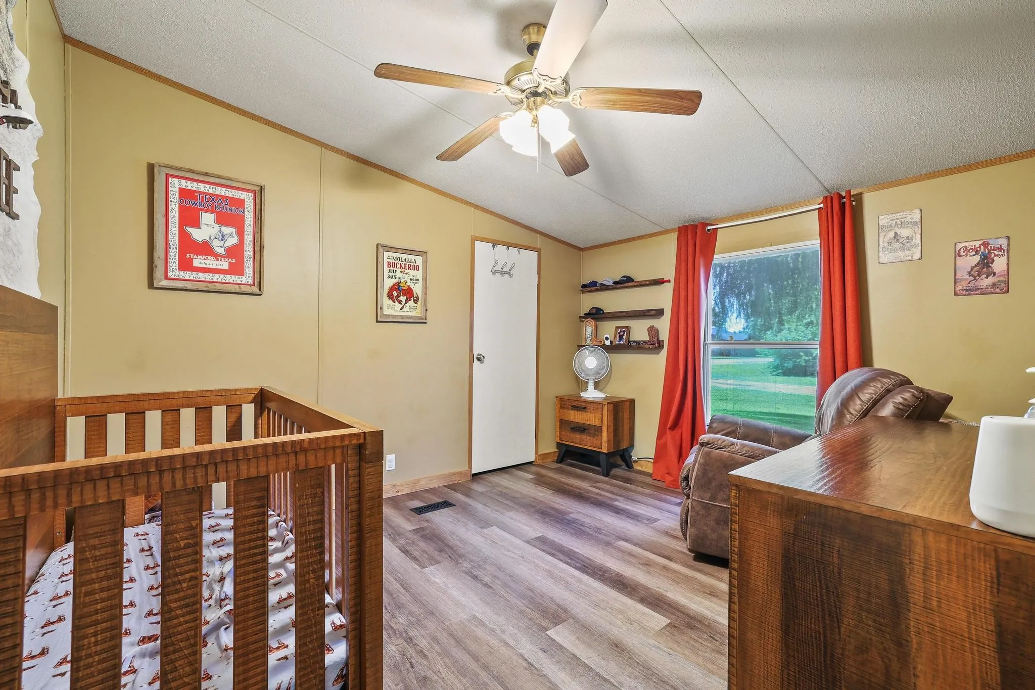 Manufactured Home For Sale in Fannin County , 201 S Main Street, Dodd City, Texas 75438, 4 Bedroom, 2 Bathroom, 1 Garage spaces, 2,128 Sqft, built in 1999, Price $214,900, mls#21316209, Real Estate Agent in Dodd City, Homes For Sale in Fannin county, Homes For Sale in Dodd City, Realtor in Dodd City Texas, Real Estate Brokerage Independent Realty Texas, Luminita Cordes Realtor