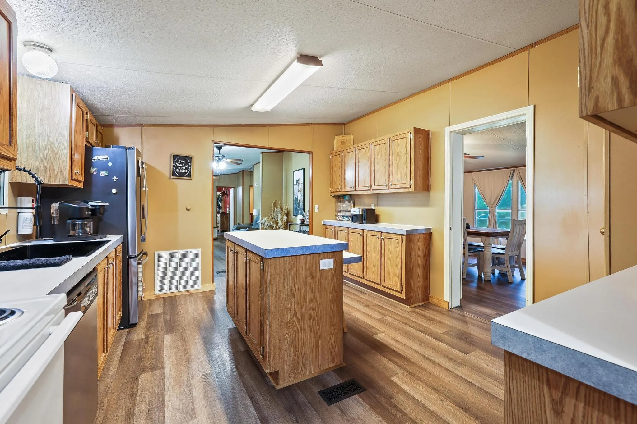 Manufactured Home For Sale in Fannin County , 201 S Main Street, Dodd City, Texas 75438, 4 Bedroom, 2 Bathroom, 1 Garage spaces, 2,128 Sqft, built in 1999, Price $214,900, mls#21316209, Real Estate Agent in Dodd City, Homes For Sale in Fannin county, Homes For Sale in Dodd City, Realtor in Dodd City Texas, Real Estate Brokerage Independent Realty Texas, Luminita Cordes Realtor