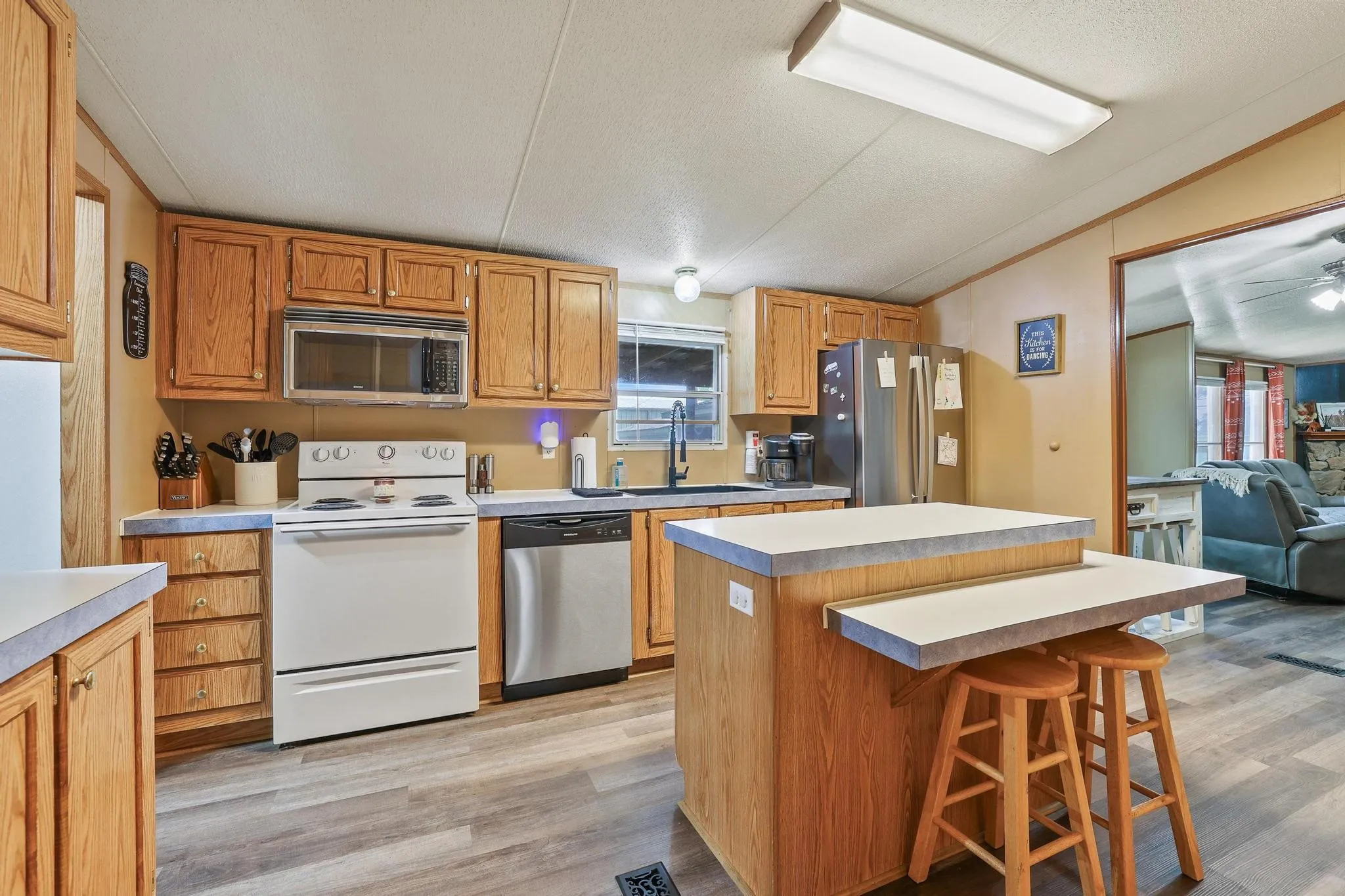 Manufactured Home For Sale in Fannin County , 201 S Main Street, Dodd City, Texas 75438, 4 Bedroom, 2 Bathroom, 1 Garage spaces, 2,128 Sqft, built in 1999, Price $214,900, mls#21316209, Real Estate Agent in Dodd City, Homes For Sale in Fannin county, Homes For Sale in Dodd City, Realtor in Dodd City Texas, Real Estate Brokerage Independent Realty Texas, Luminita Cordes Realtor