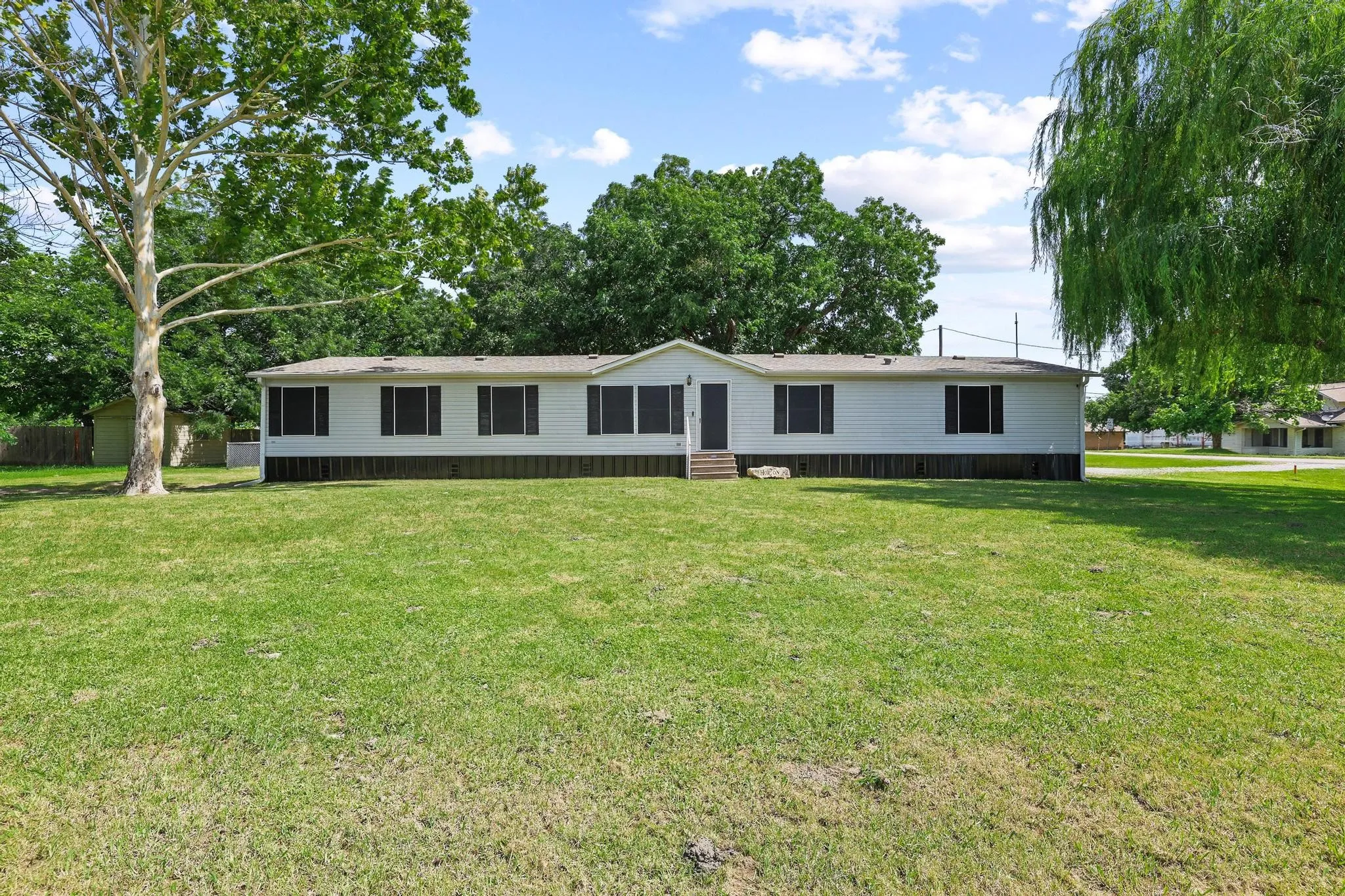 Manufactured Home For Sale in Fannin County , 201 S Main Street, Dodd City, Texas 75438, 4 Bedroom, 2 Bathroom, 1 Garage spaces, 2,128 Sqft, built in 1999, Price $214,900, mls#21316209, Real Estate Agent in Dodd City, Homes For Sale in Fannin county, Homes For Sale in Dodd City, Realtor in Dodd City Texas, Real Estate Brokerage Independent Realty Texas, Luminita Cordes Realtor