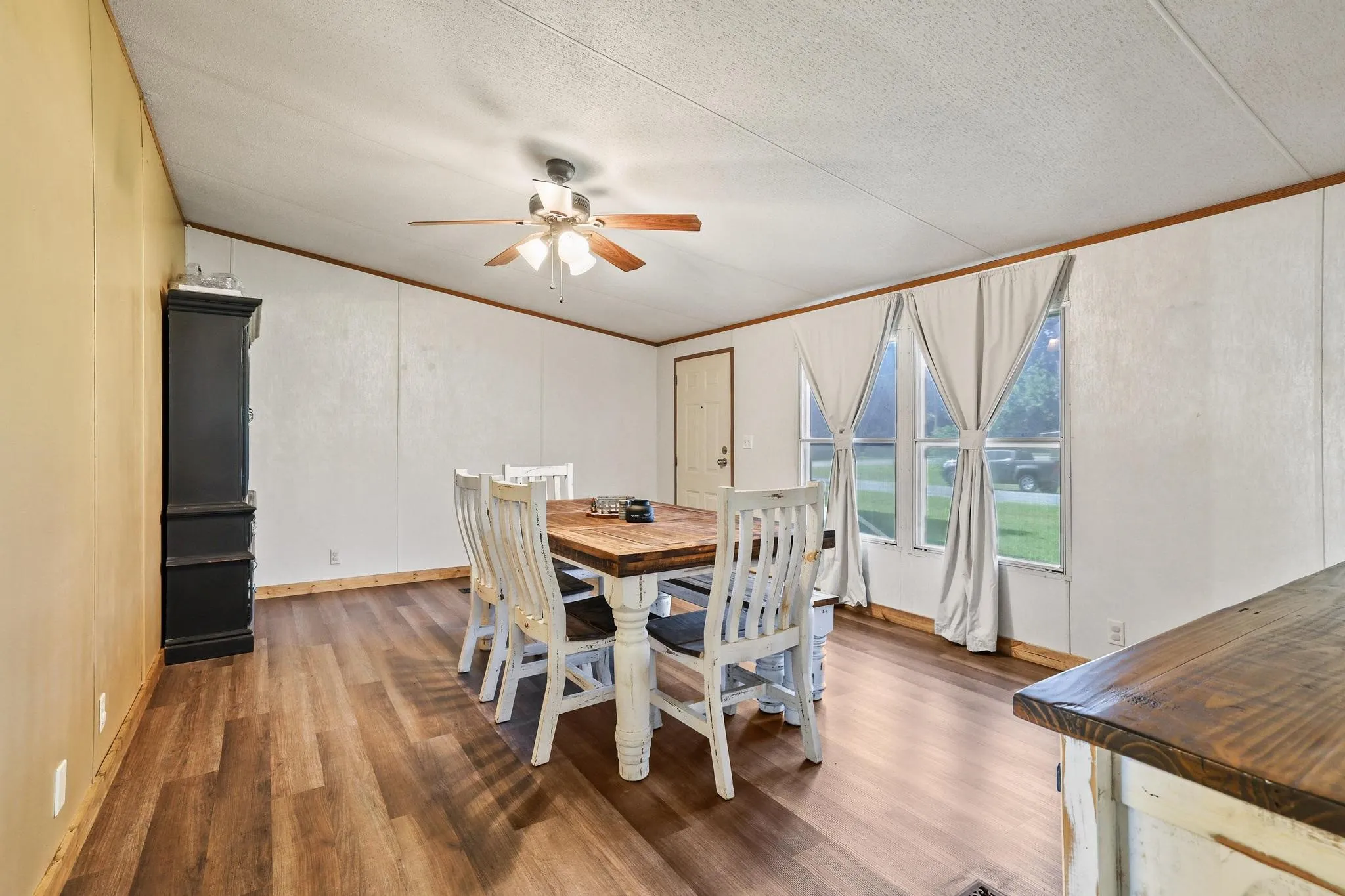 Manufactured Home For Sale in Fannin County , 201 S Main Street, Dodd City, Texas 75438, 4 Bedroom, 2 Bathroom, 1 Garage spaces, 2,128 Sqft, built in 1999, Price $214,900, mls#21316209, Real Estate Agent in Dodd City, Homes For Sale in Fannin county, Homes For Sale in Dodd City, Realtor in Dodd City Texas, Real Estate Brokerage Independent Realty Texas, Luminita Cordes Realtor