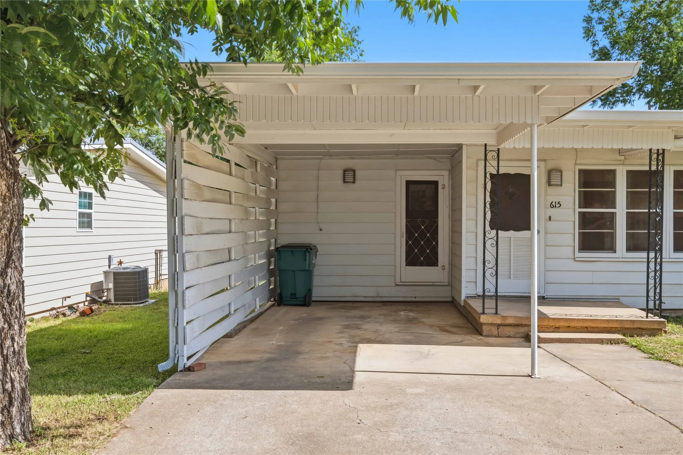 Single Family Residence For Sale in Coleman County , 615 E 10th Street, Coleman, Texas 76834, 2 Bedroom, 1 Bathroom, Garage spaces, 1,032 Sqft, built in 0, mls#21318220, Real Estate Agent in Coleman, Homes For Sale in Coleman county, Homes For Sale in Coleman, Realtor in Coleman Texas, Real Estate Brokerage Independent Realty Texas, Luminita Cordes Realtor