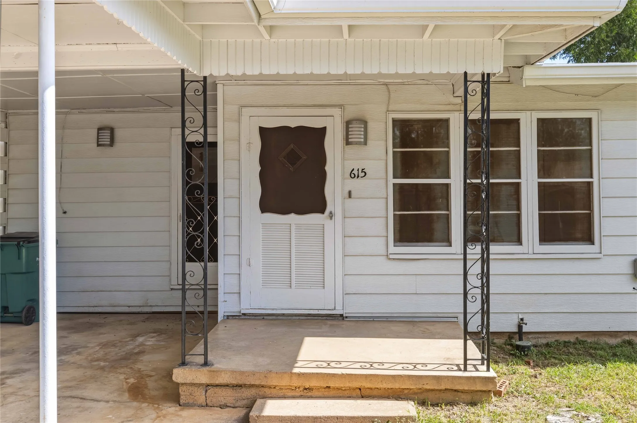 Single Family Residence For Sale in Coleman County , 615 E 10th Street, Coleman, Texas 76834, 2 Bedroom, 1 Bathroom, Garage spaces, 1,032 Sqft, built in 0, mls#21318220, Real Estate Agent in Coleman, Homes For Sale in Coleman county, Homes For Sale in Coleman, Realtor in Coleman Texas, Real Estate Brokerage Independent Realty Texas, Luminita Cordes Realtor