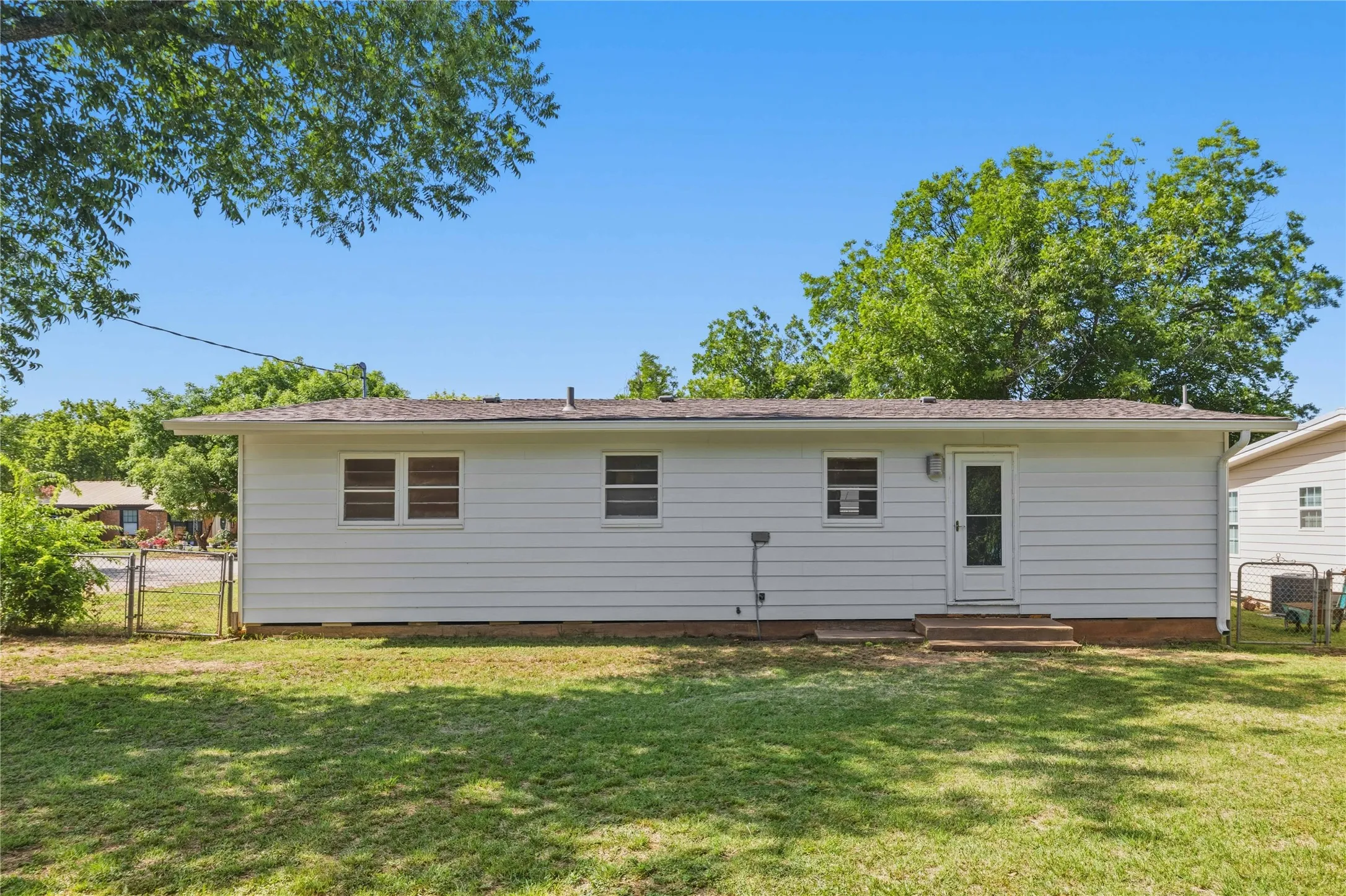 Single Family Residence For Sale in Coleman County , 615 E 10th Street, Coleman, Texas 76834, 2 Bedroom, 1 Bathroom, Garage spaces, 1,032 Sqft, built in 0, mls#21318220, Real Estate Agent in Coleman, Homes For Sale in Coleman county, Homes For Sale in Coleman, Realtor in Coleman Texas, Real Estate Brokerage Independent Realty Texas, Luminita Cordes Realtor