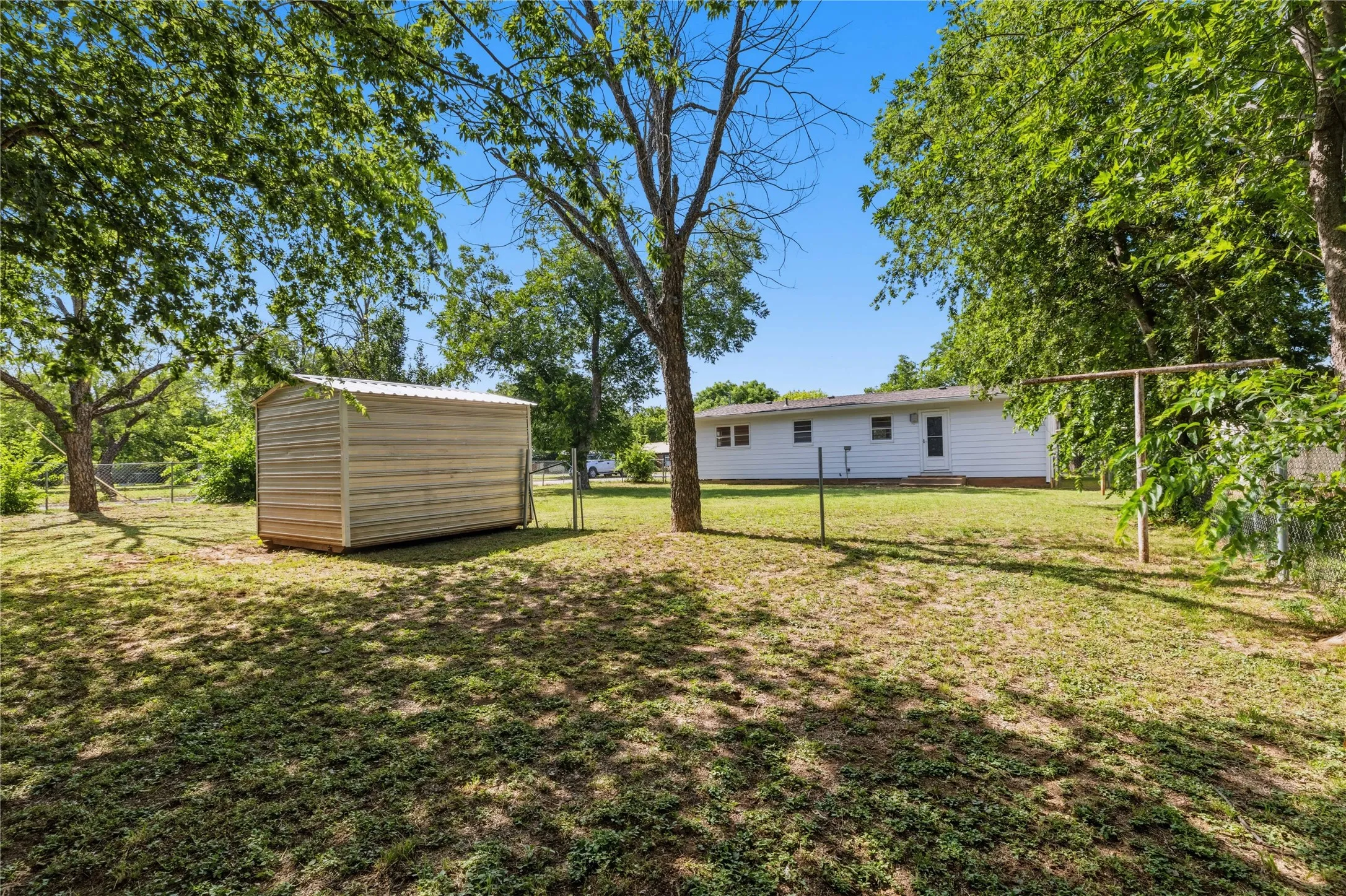 Single Family Residence For Sale in Coleman County , 615 E 10th Street, Coleman, Texas 76834, 2 Bedroom, 1 Bathroom, Garage spaces, 1,032 Sqft, built in 0, mls#21318220, Real Estate Agent in Coleman, Homes For Sale in Coleman county, Homes For Sale in Coleman, Realtor in Coleman Texas, Real Estate Brokerage Independent Realty Texas, Luminita Cordes Realtor
